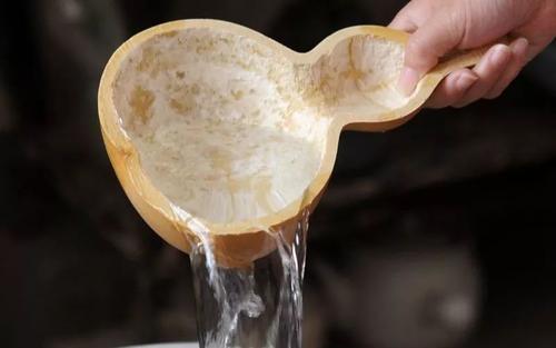 (葫芦水瓢) 半拉葫芦做水瓢 舀完凉水扔进红 盛饭勺子用木刻 瓦盆瓦罐