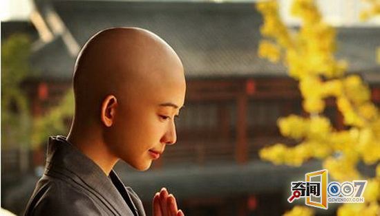门前的香炉中只剩一层往日的灰烬  一盏青灯,一声木鱼,一个尼姑  孤寂