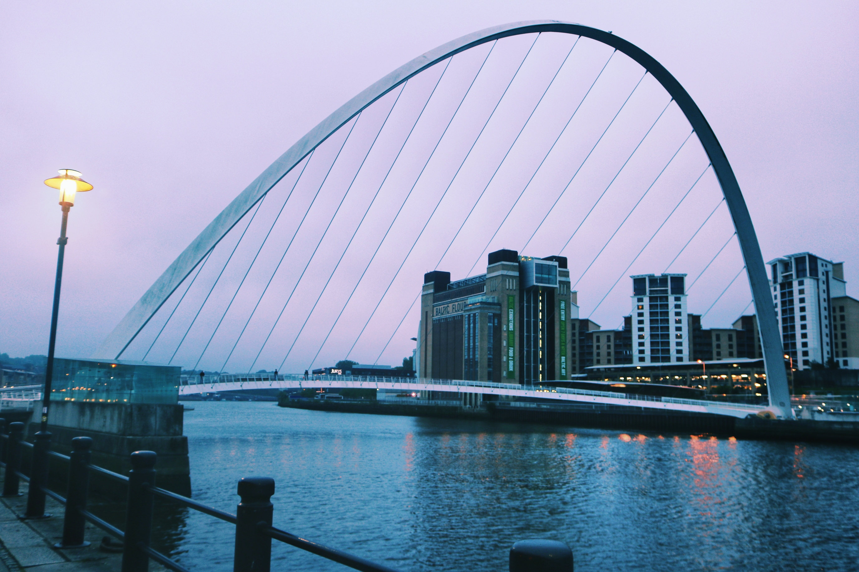 千禧年大桥全称盖茨黑德千禧桥, 2002年赢得了建筑界权威的