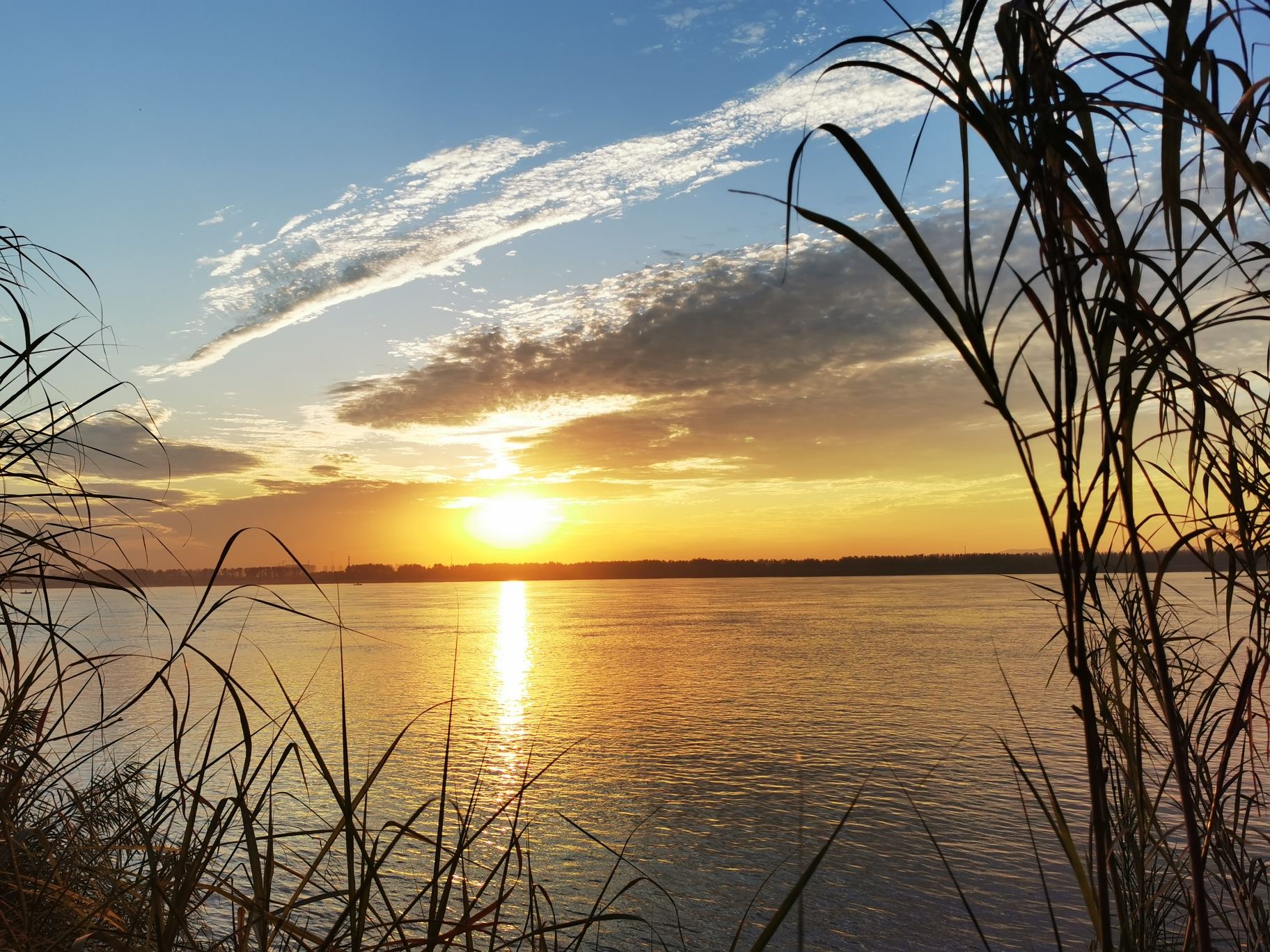 旭日霞光满江红