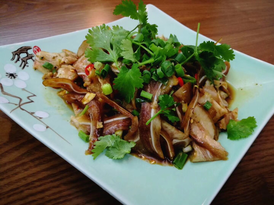 我清手制作凉拌猪耳朵,小名(烧腊)它来自四川省宜宾市筠连县有名特色