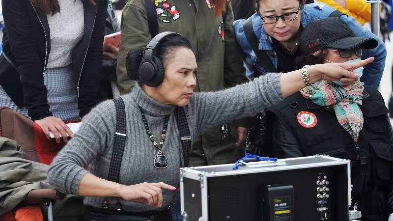 首都艺术家协会会长苏莎女士在南阳拍摄时担任导演时的工作照片!