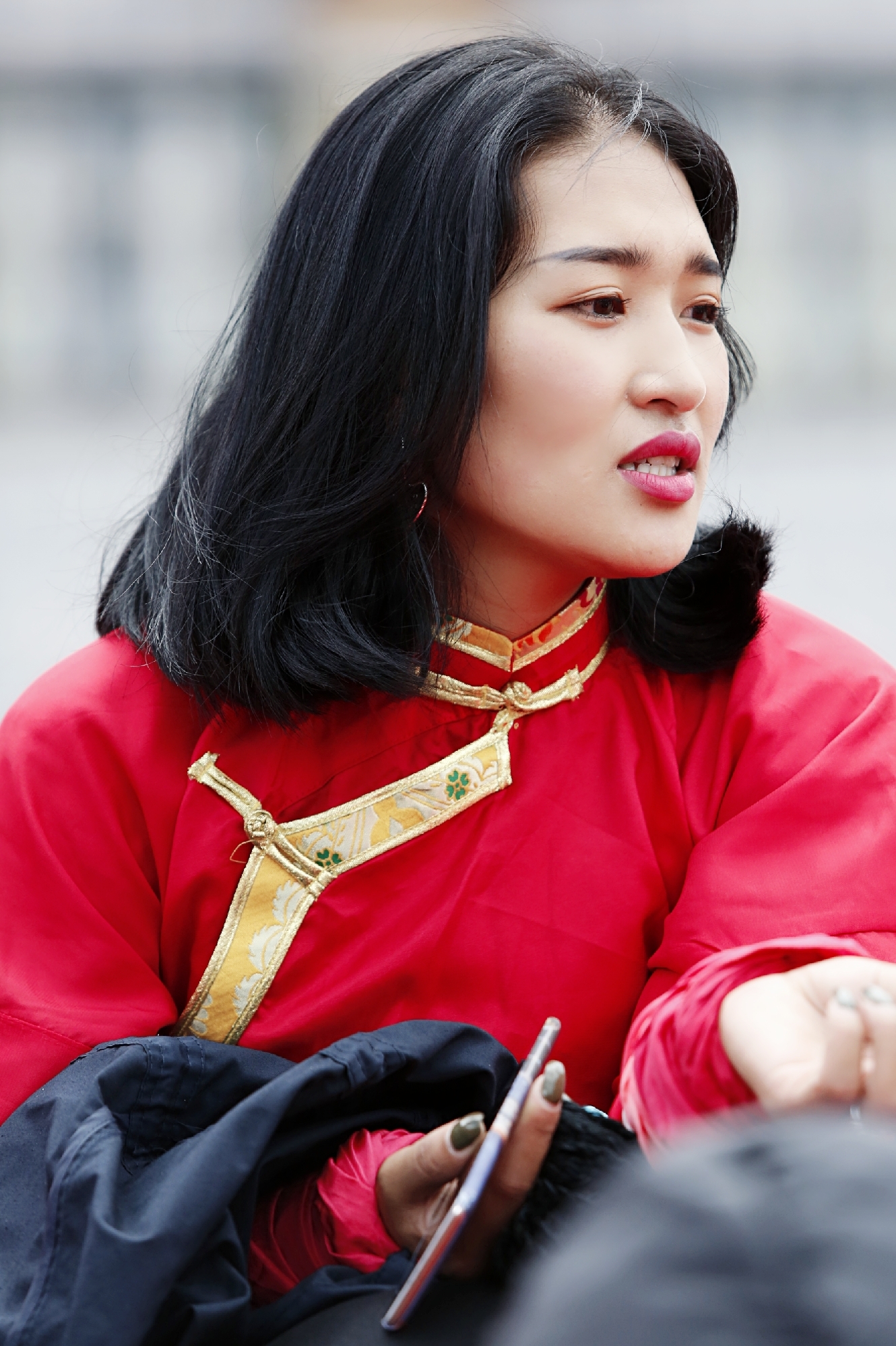 高原上 格桑花般摇曳的长袖 把我的魂牵 雪山下 康巴汉子的