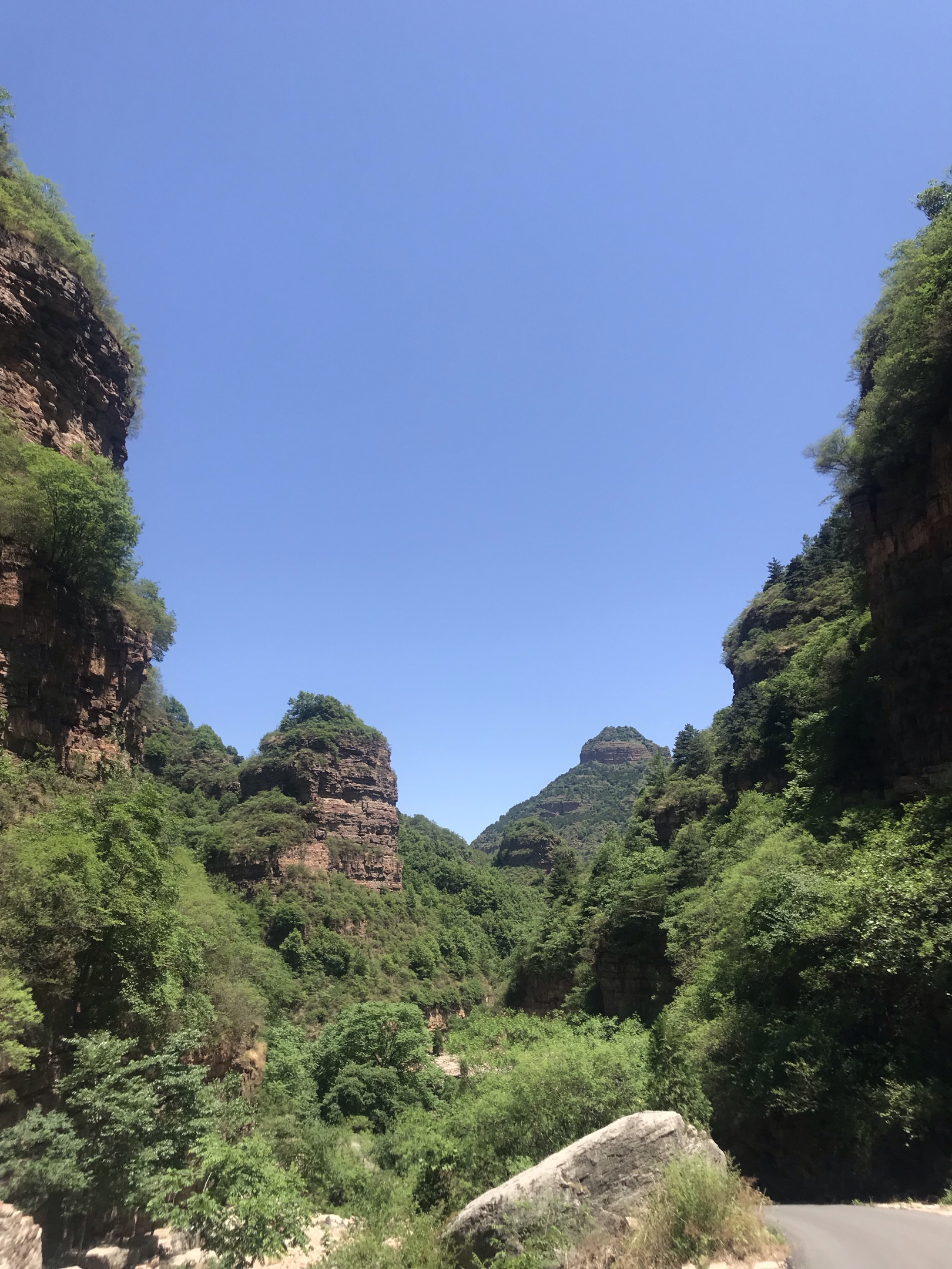 七步蓮花七步溝,太行山脈神筆工;生態自然風景美,山勢壯闊峻嶺雄.