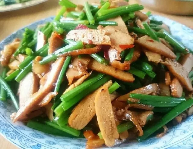 韭菜豆腐干:青绿的韭菜,白嫩的豆腐干,有着和小葱拌豆腐一样的"一清二