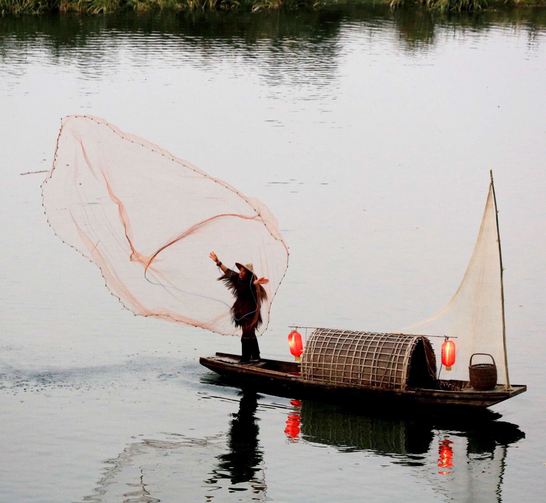 鱼夫撒网戏漳河