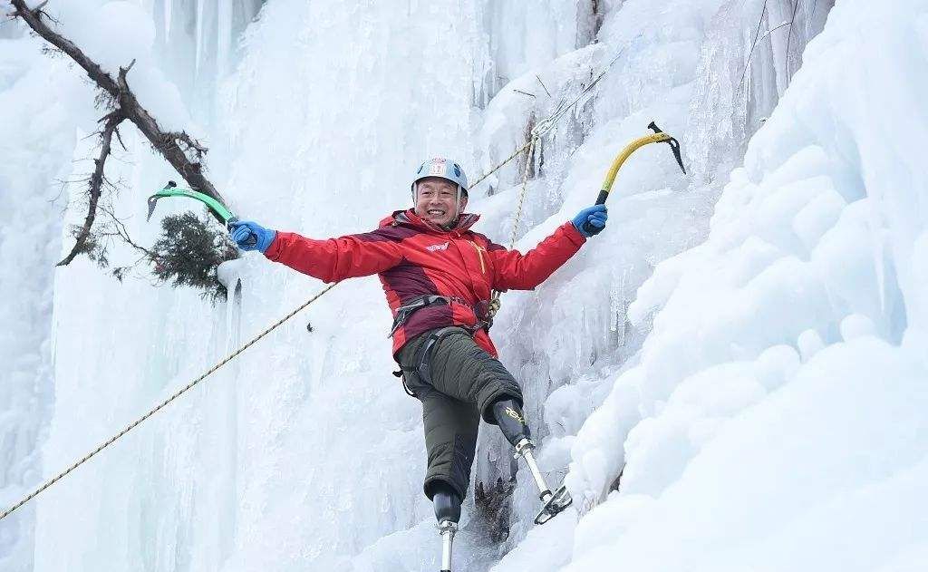 夏伯渝老人在2018年依靠假肢登上了珠穆朗玛峰,这