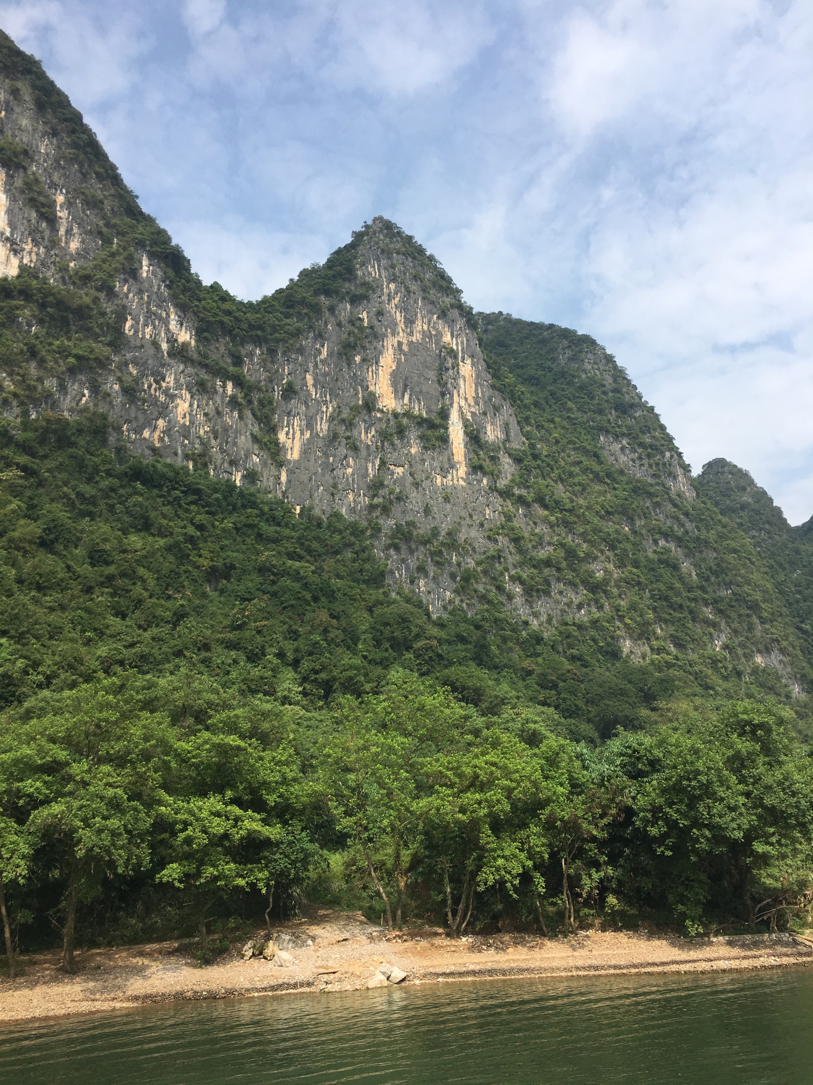 山青水秀的桂林陽朔縣,峰巒重疊,碧水如鏡,青山綠水,倒影翩翩,兩岸