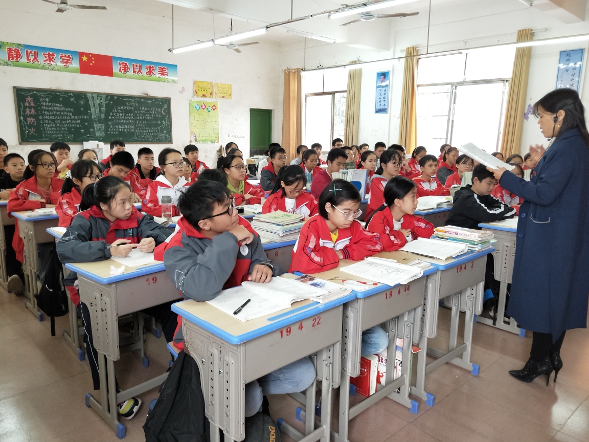 2020年下期宜章八中八年级期中考试总结表彰大会报道