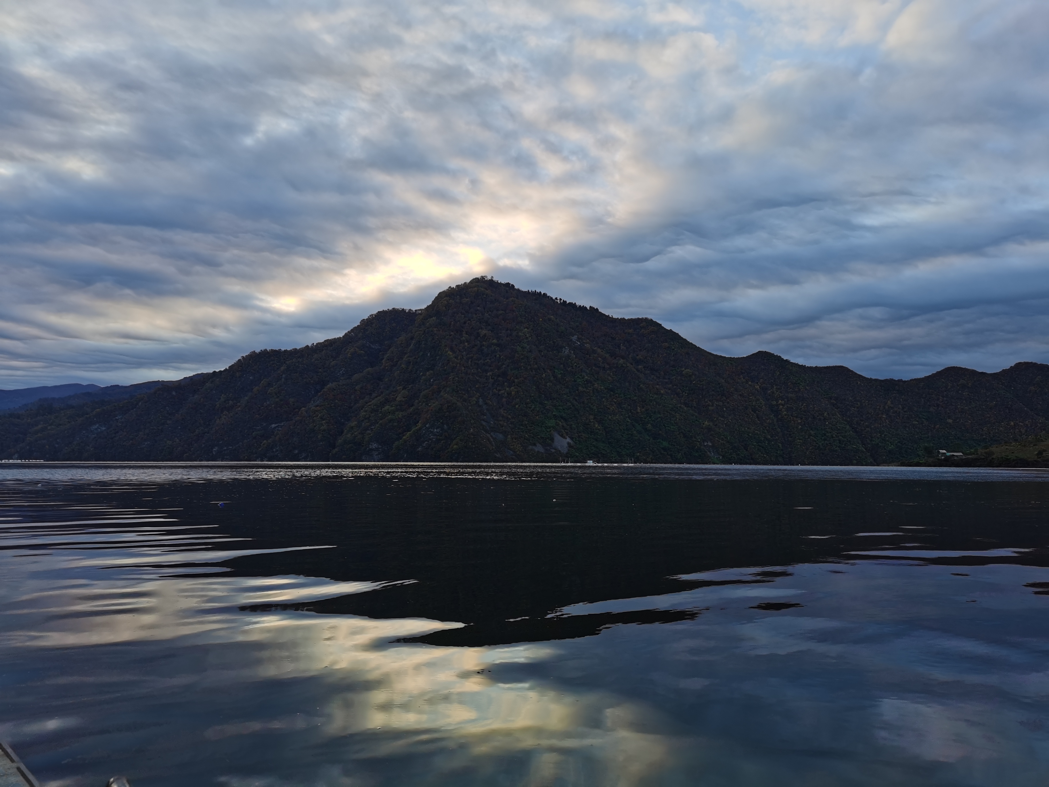  月光下的中国>作者:欧震