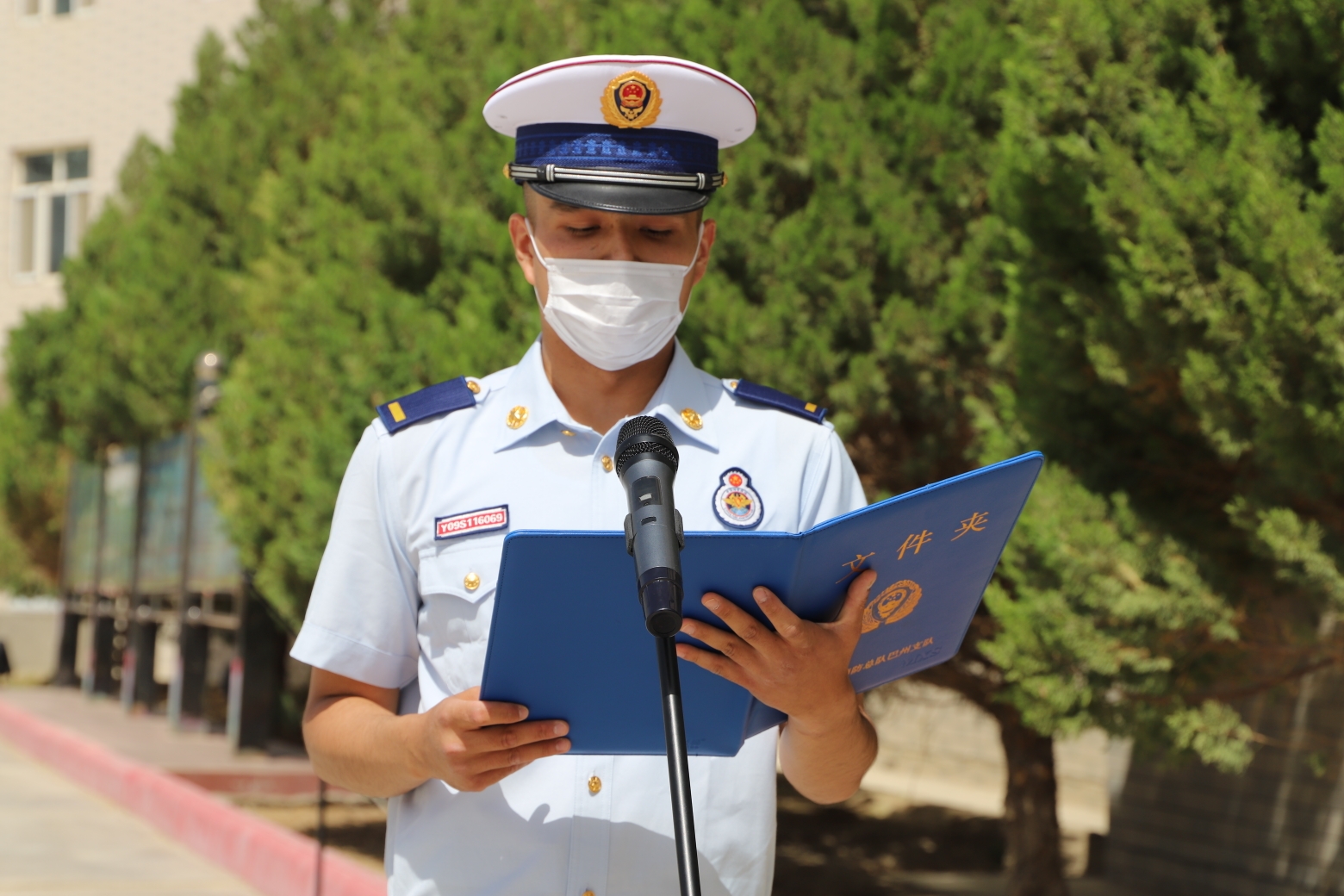 消防员绿色制服图片