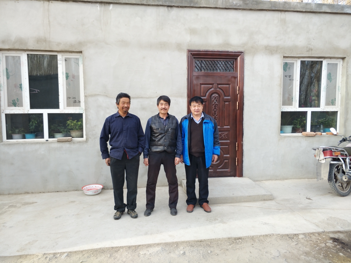 左为老大刘家兴,中间为老三刘家举