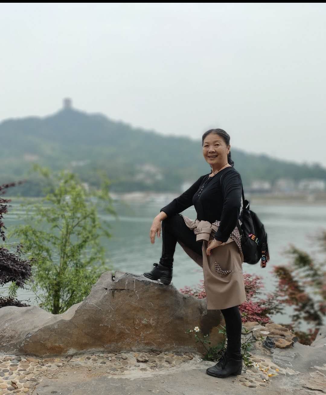 女,瑶族,1956年11月出生,1974年高中毕业后插队落户平乐县源头公社螺