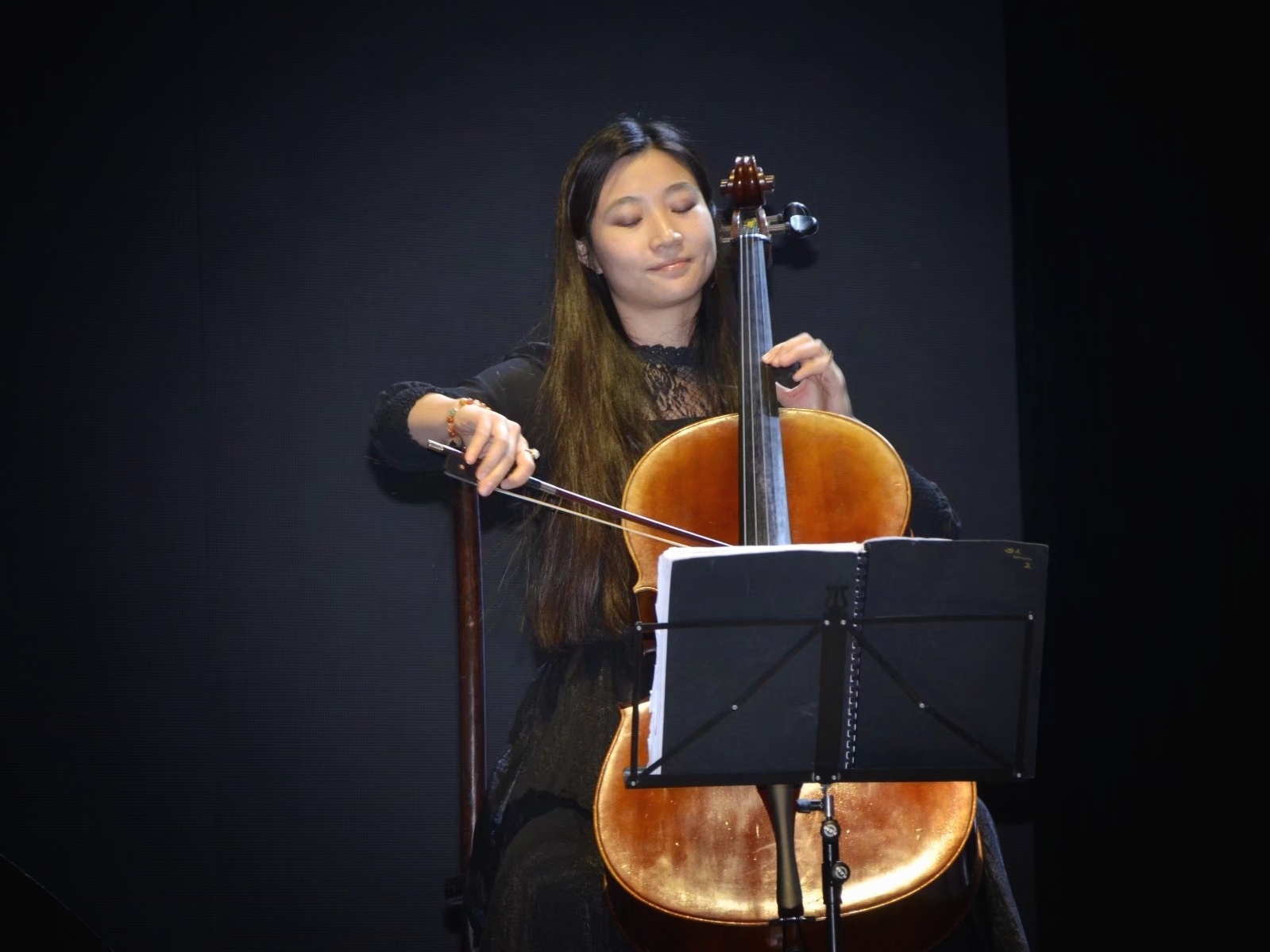 朱亦兵简介       一九六六年生于北京,父亲朱永宁,母亲王耀玲均为