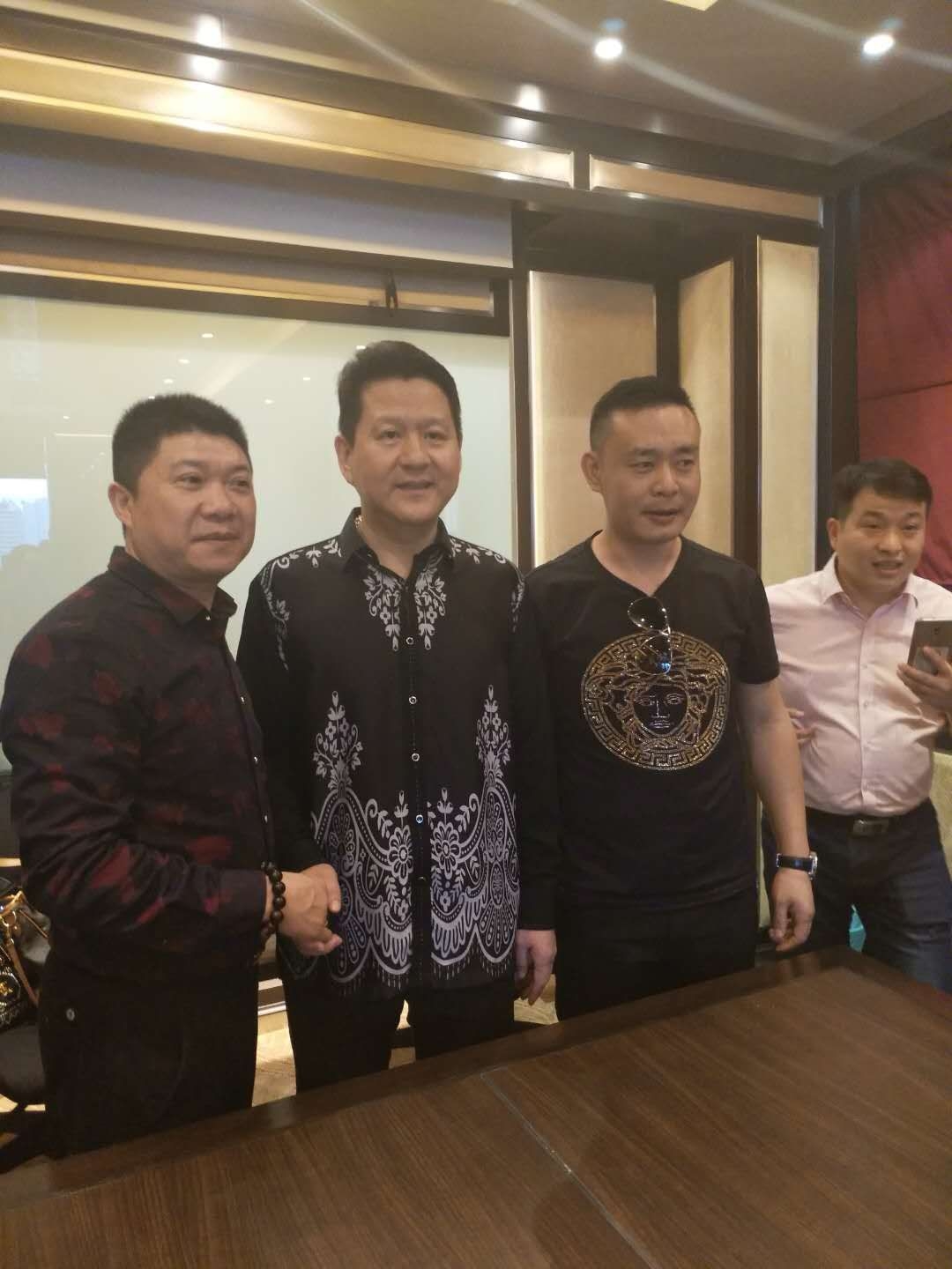 东方城董事长拿督李卫博士,东方城系统老大周总跟蒋总合影