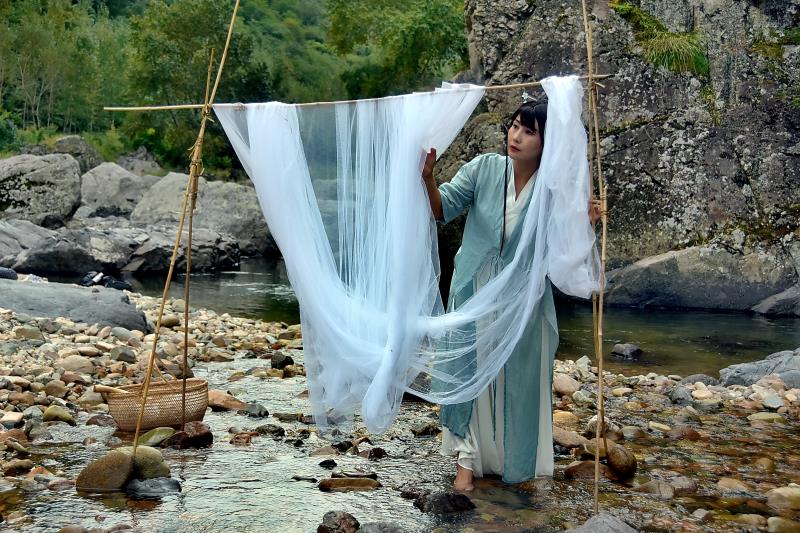 春秋战国时期越国一个叫西施的美女在河边浣纱鱼儿看见倒影忘记游水