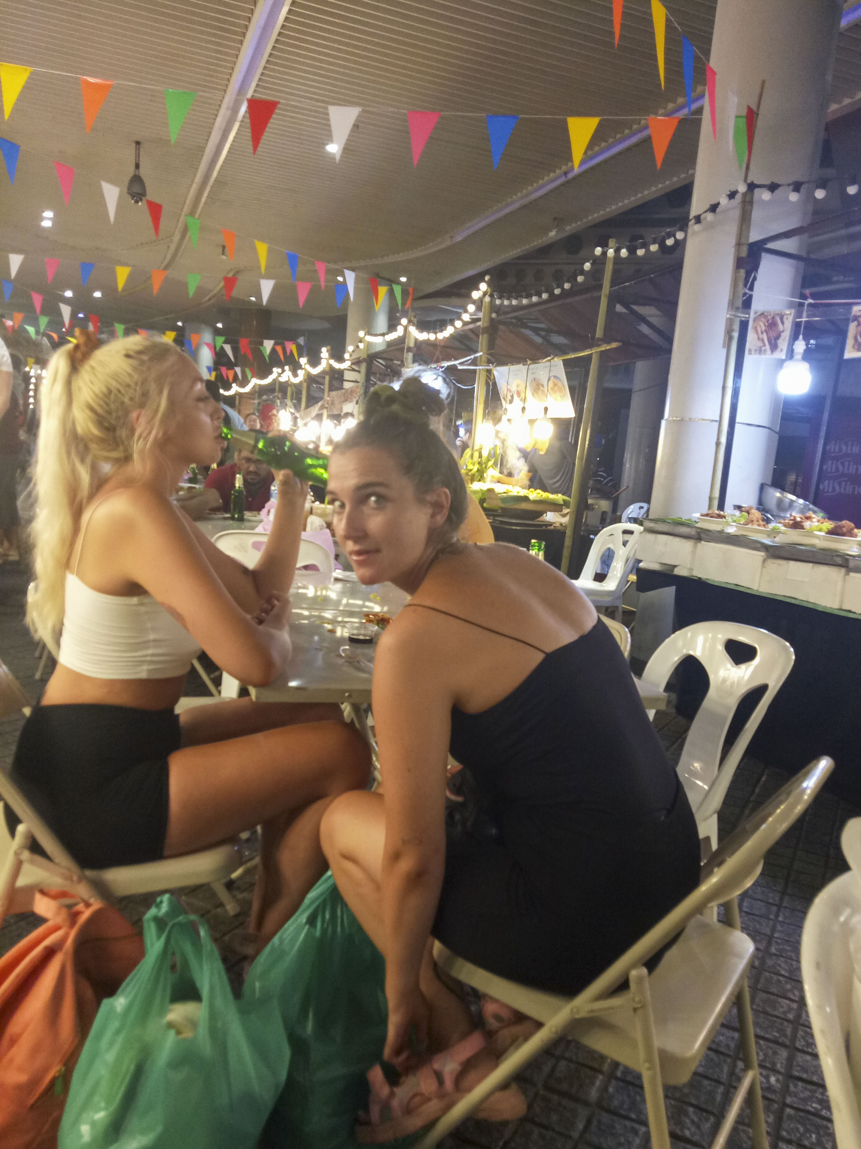 外国老娘们但胸露背的喝酒