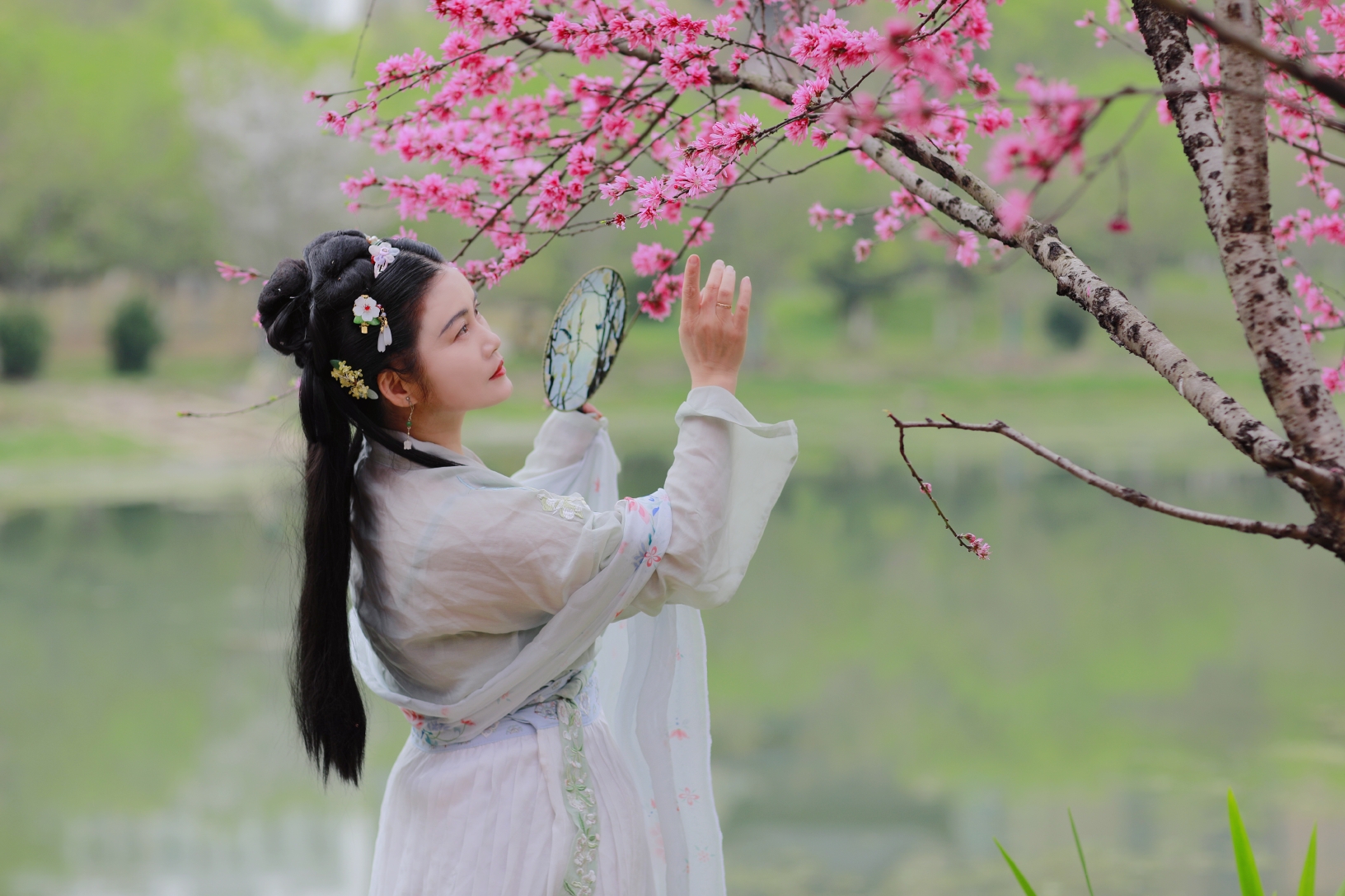 摄影:杨欣菲爷爷 出镜:安妮 妆造后期:安妮