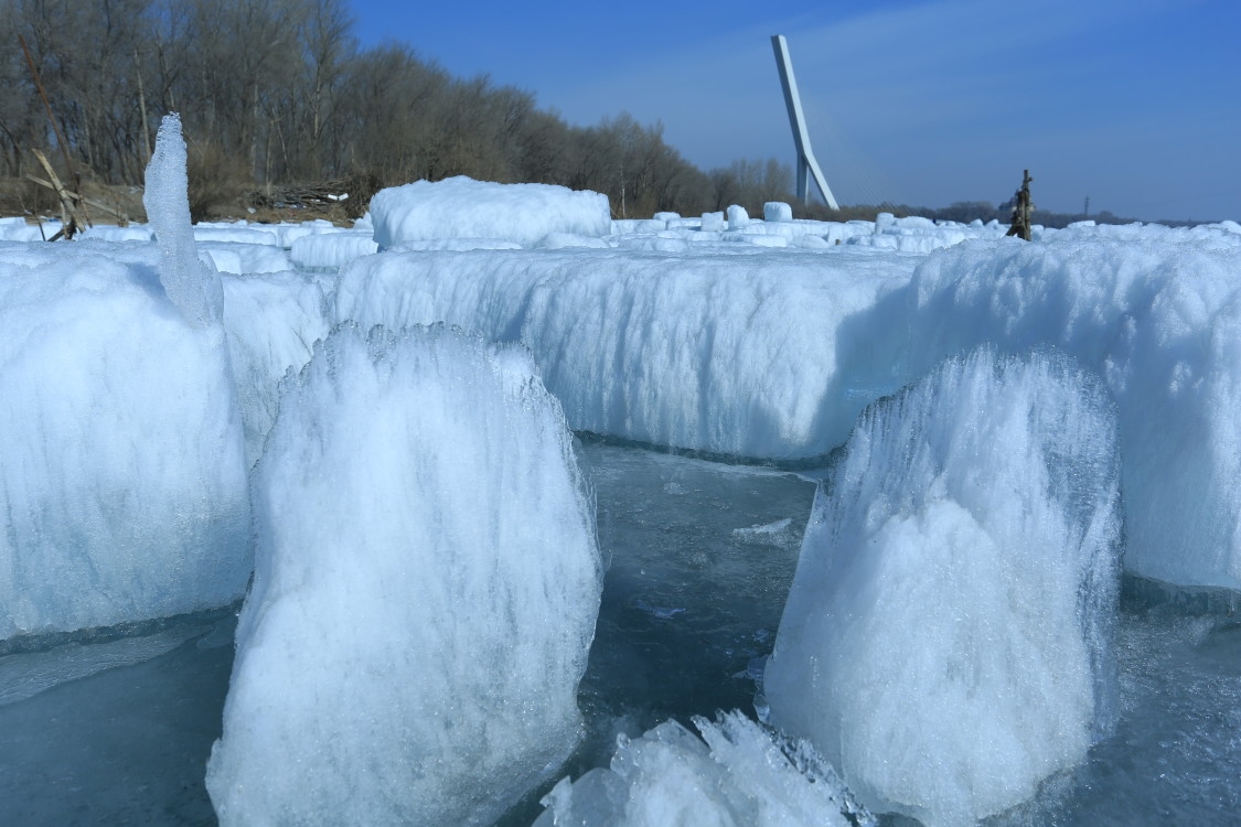 哈尔滨松花江大顶子山早春融冰