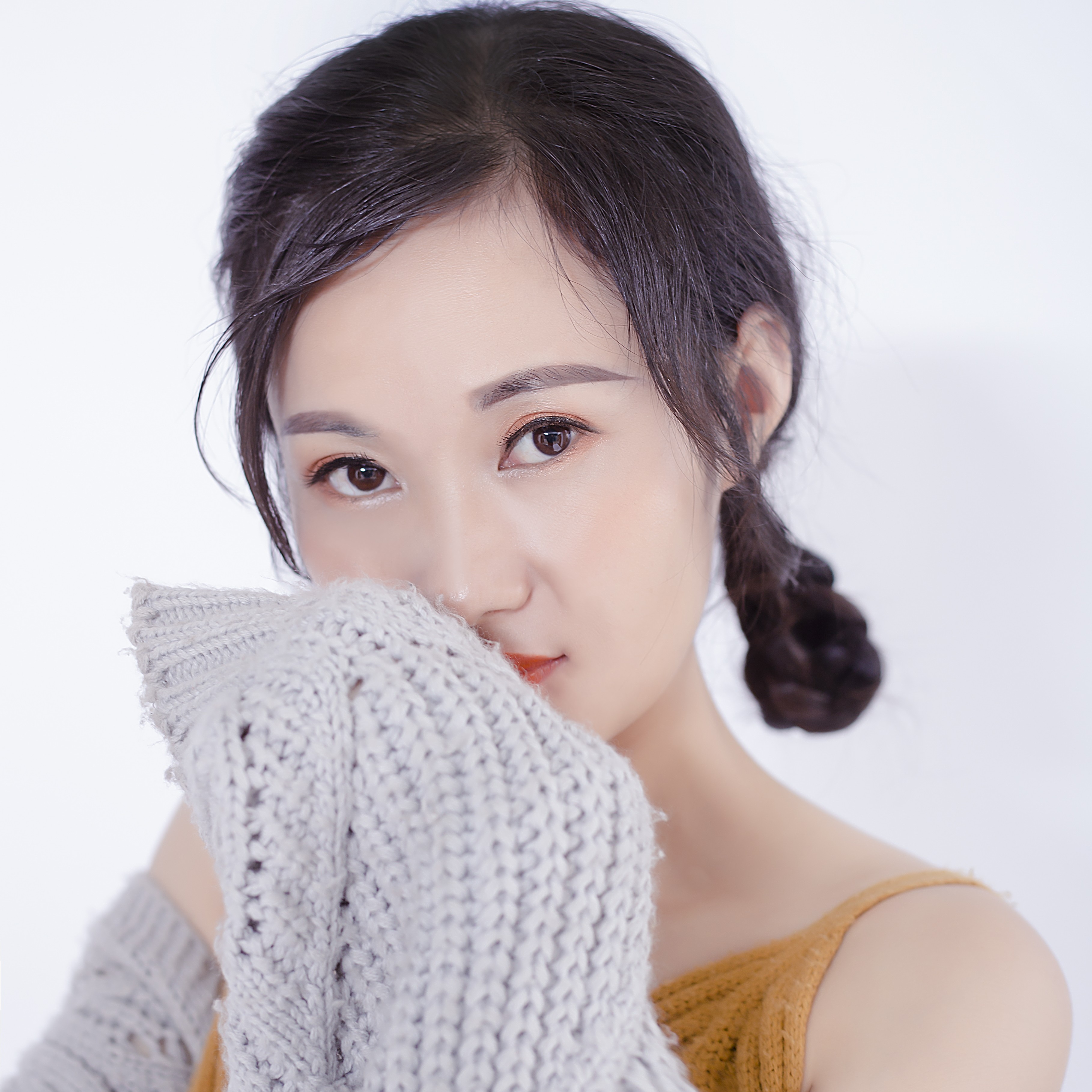 陈文静,大陆女歌手,重庆人,喜欢唱歌,网络主播,代表作:《虐心的爱》等