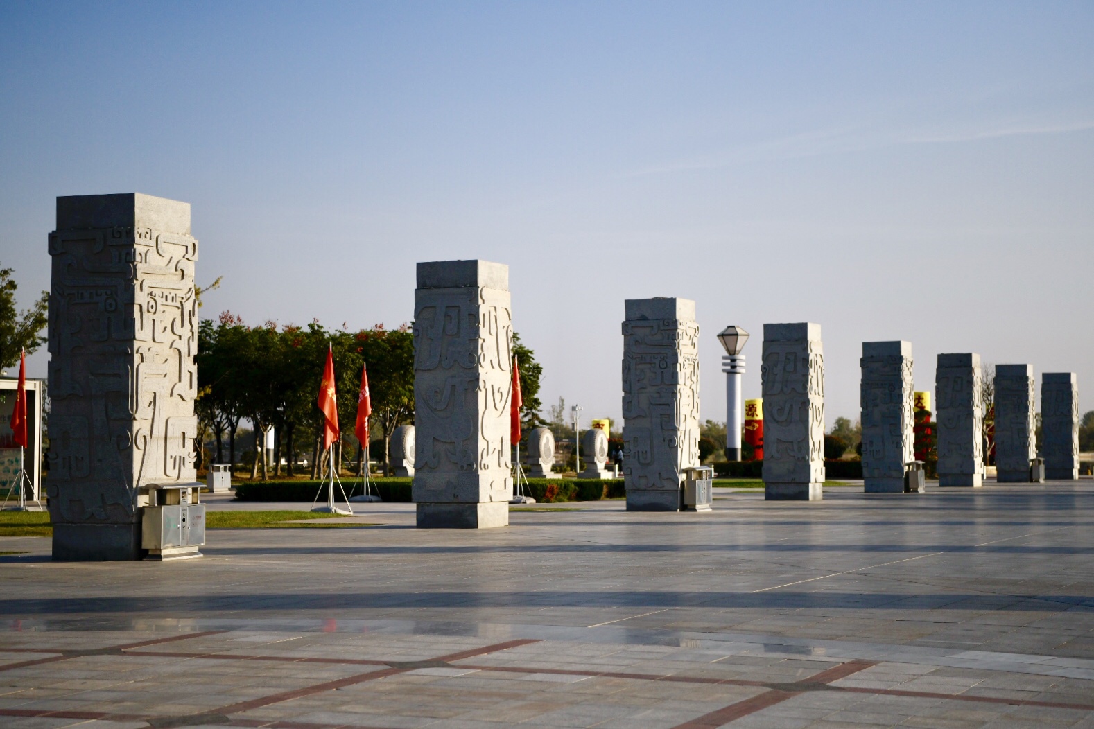 位于风景秀丽的商丘新区中央商务区中部睢阳大道以西,中州路以东,宋城