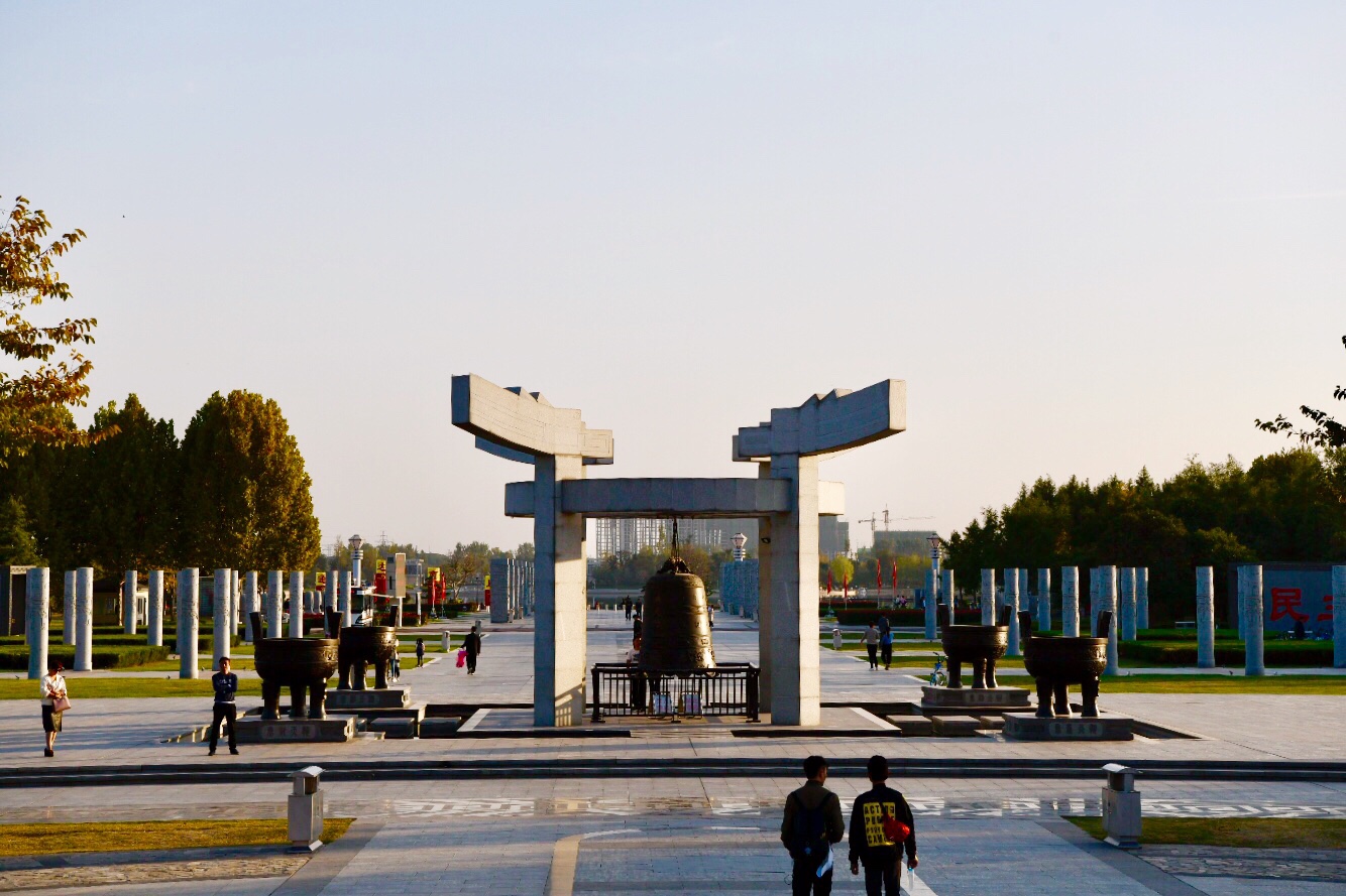 位于风景秀丽的商丘新区中央商务区中部睢阳大道以西,中州路以东,宋城