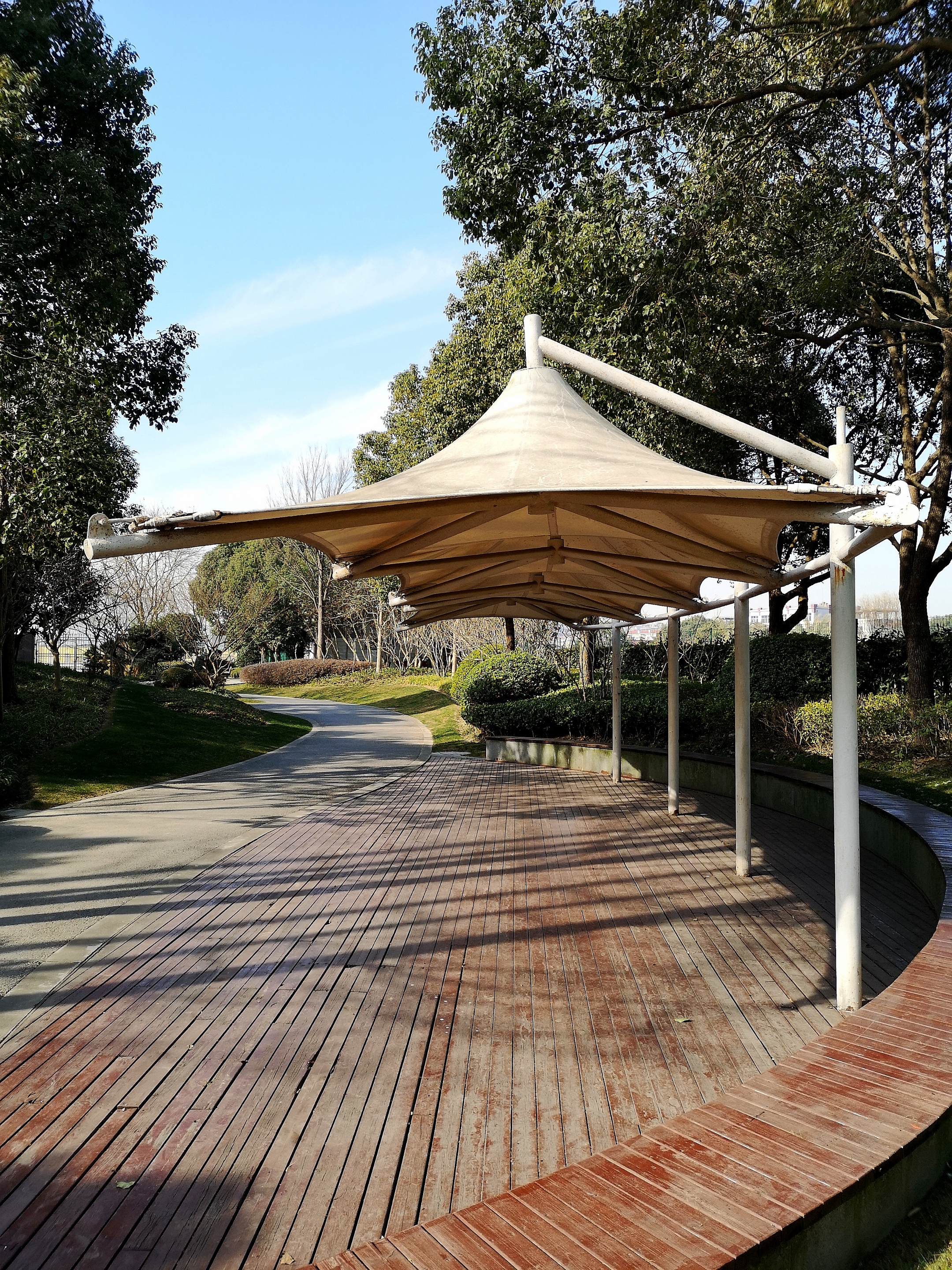 假日期间乘坐地铁8号线来到了位于闵行区浦江镇的陈行公园.