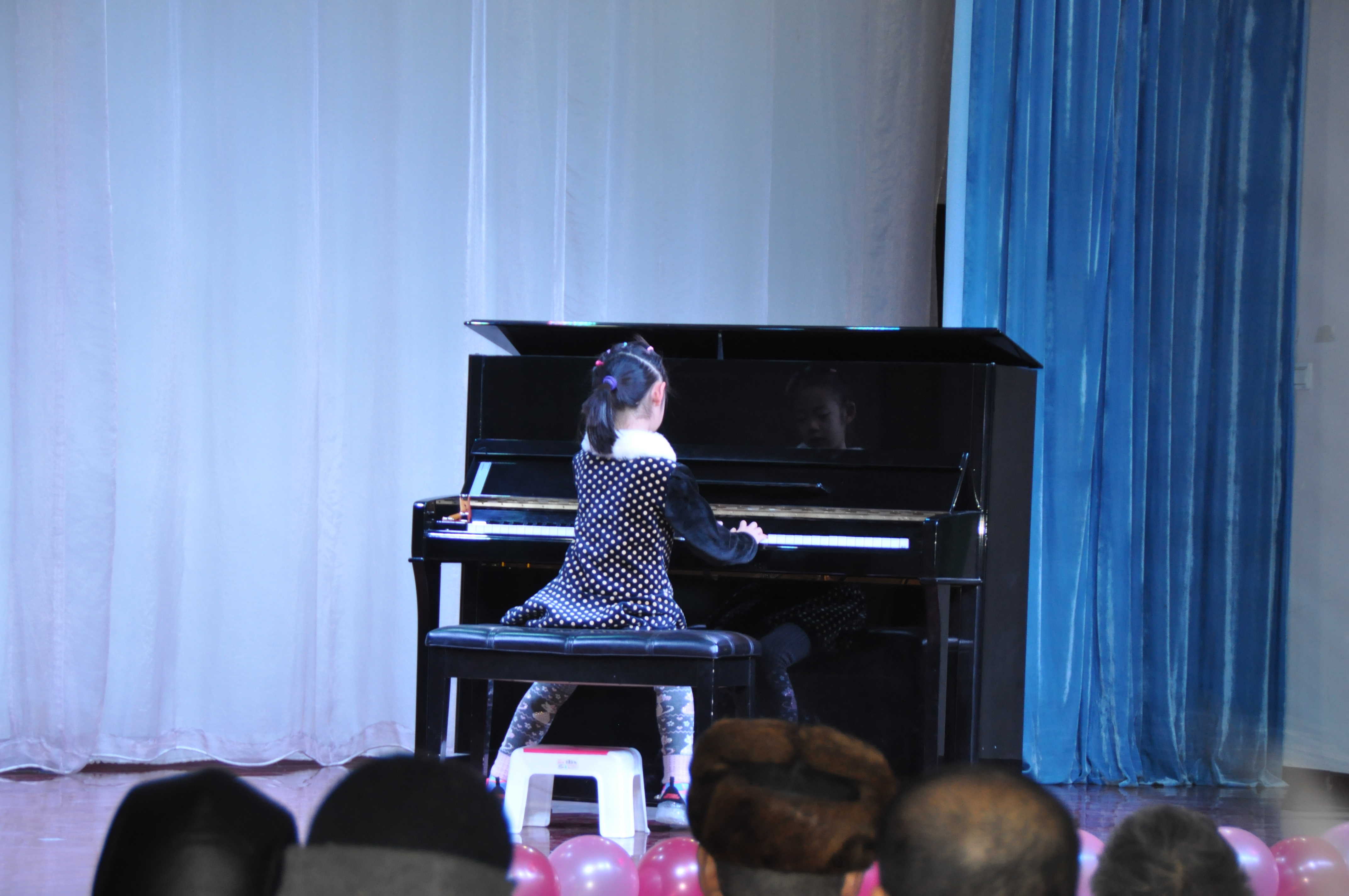 巨大的钢琴也抬上了舞台, 那么多的小琴手轮番鞠躬上来, 他们将动人的