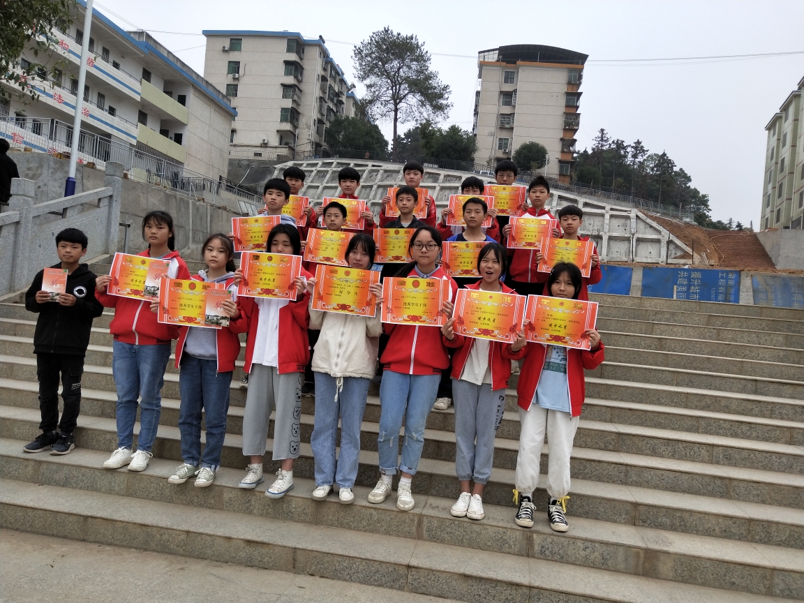 2020年下期宜章八中八年级期中考试总结表彰大会报道