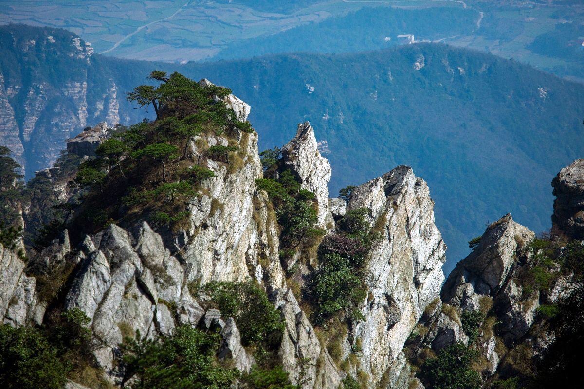 ▼峦贾械氖费雒娉,一如老鹰的嘴,故名鹰嘴石.