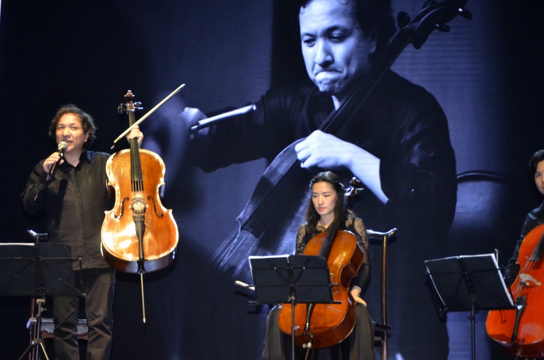 朱亦兵简介       一九六六年生于北京,父亲朱永宁,母亲王耀玲均为