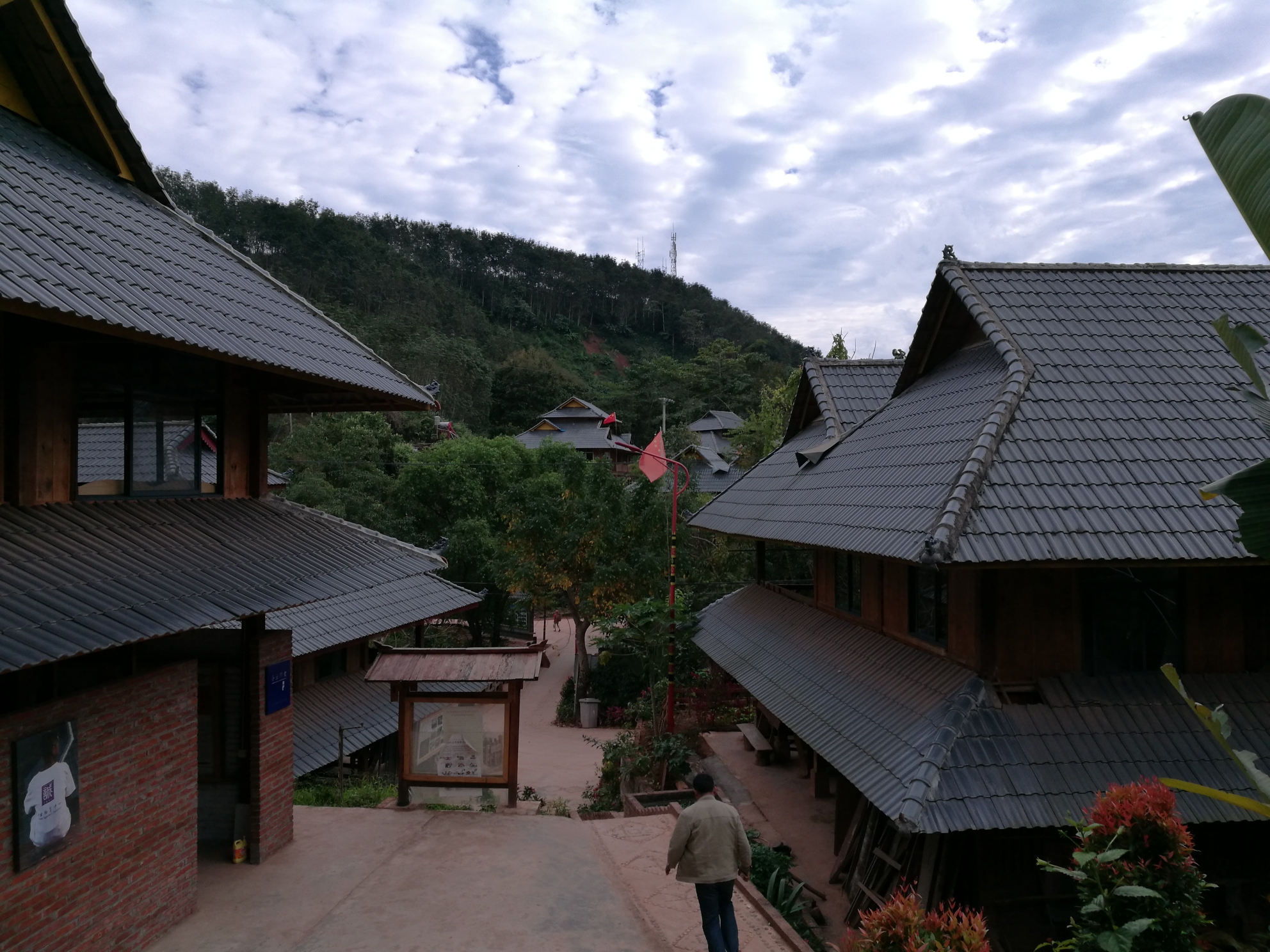 勐腊县勐伴镇红毛树村,经过三年的挂钩扶贫,如今已是旧貌换新颜.