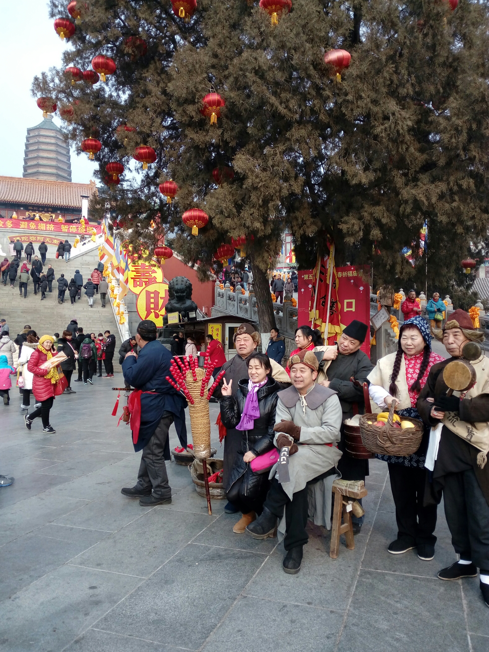 老北京的民俗场景再现,有磨剪子的戗菜刀的,有卖糖葫芦的
