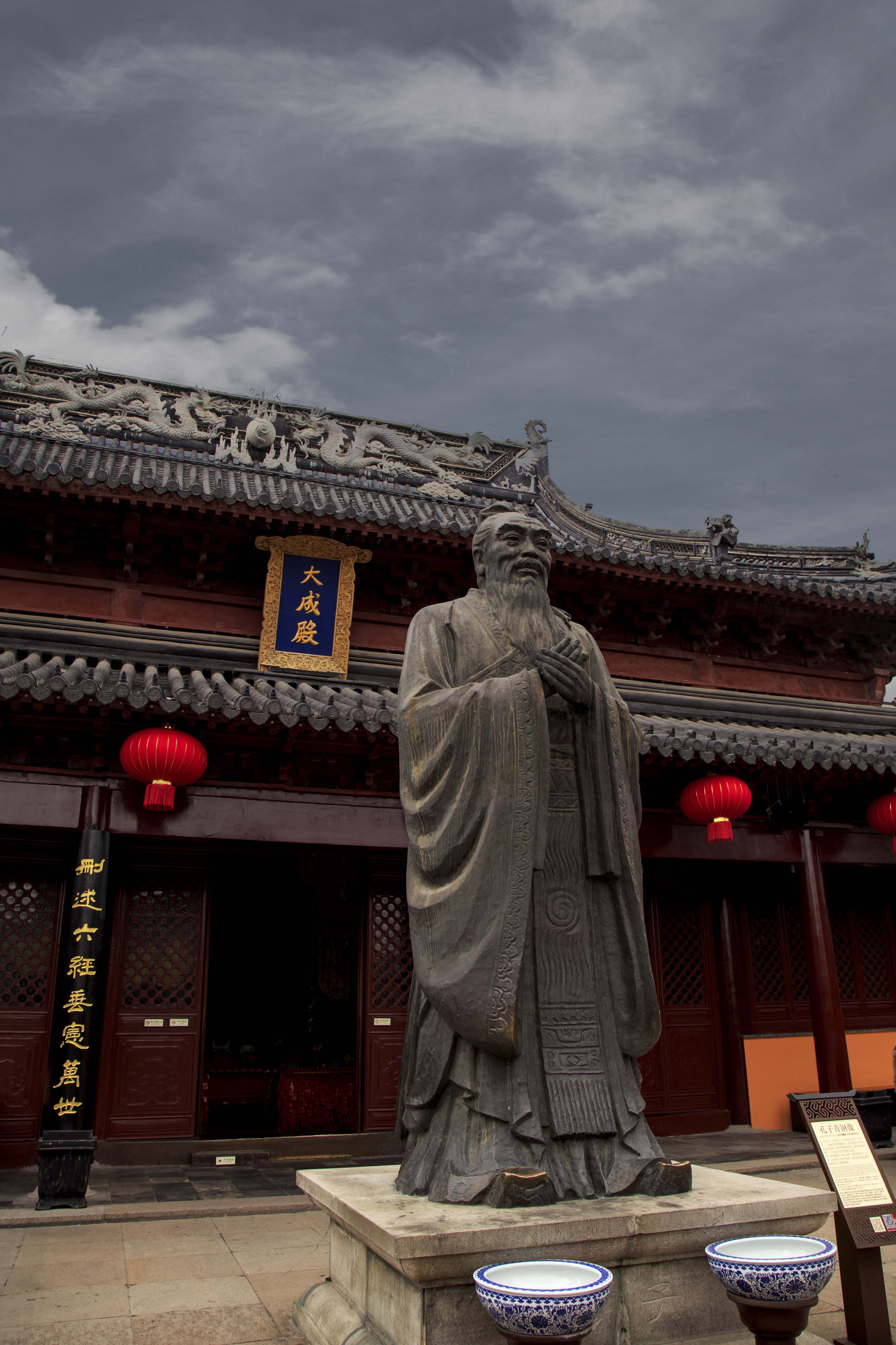 位于南京市玄武区鸡笼山东麓山阜上,又称古鸡鸣寺,至今已有一千