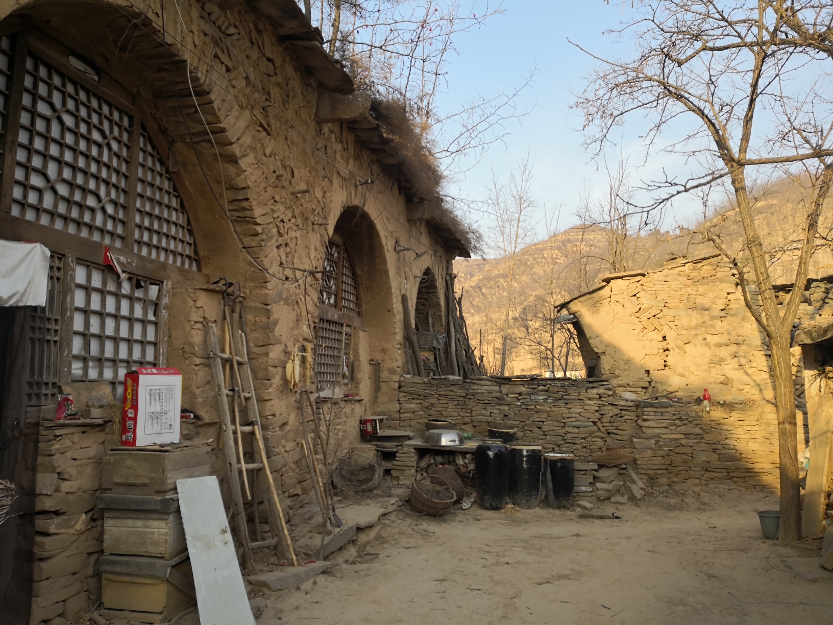 叔叔家的旧窑洞还住着叔叔婶婶守望着家园