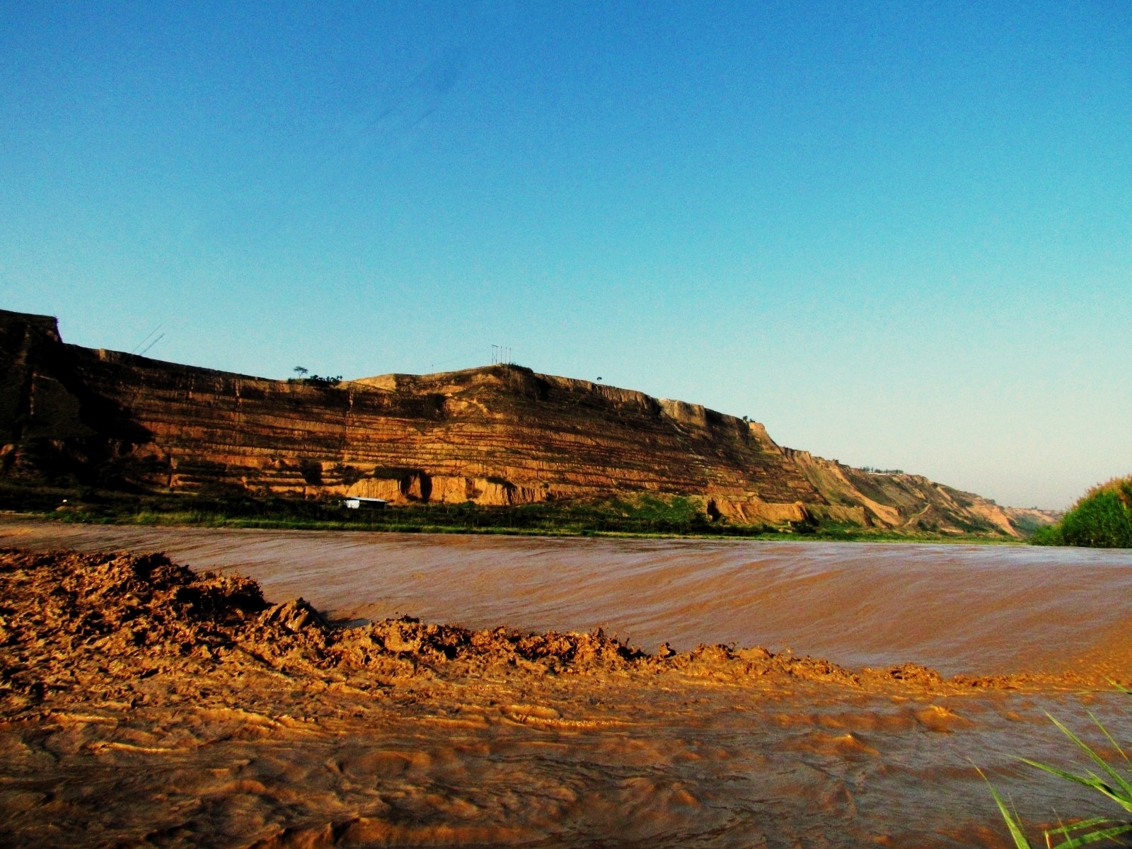 在渭北重峦叠嶂的群山峻岭中,一条发源于宁夏六盘山东麓的河流,跨千山