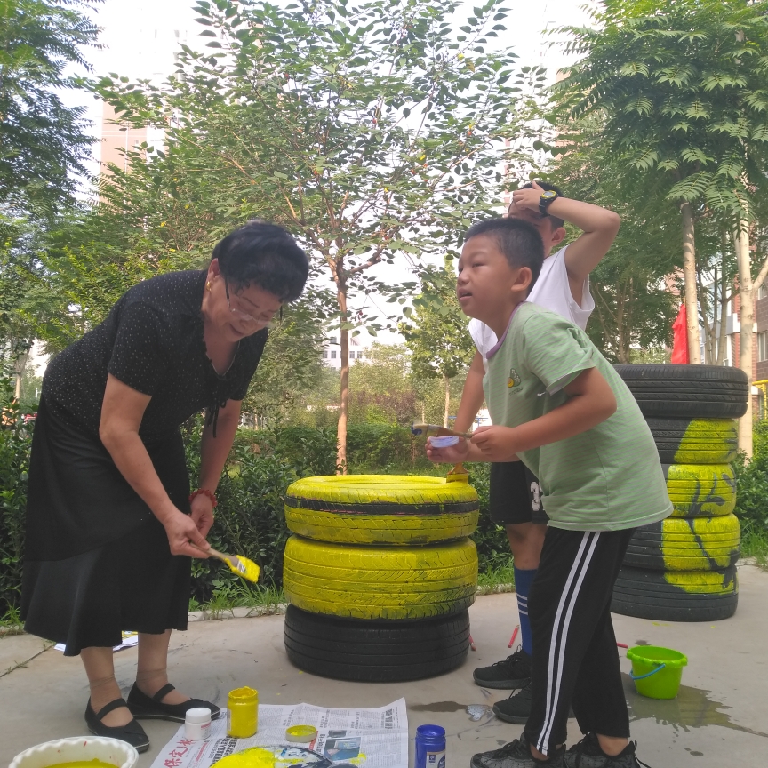 保定莲池区欣悦佳苑社区丰富暑假生活举办涂鸦美化环境