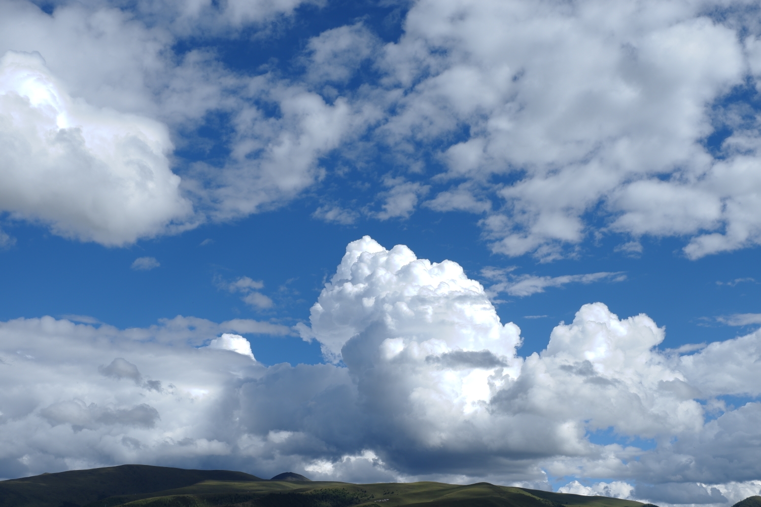 蔚蓝的天空,白云朵朵.