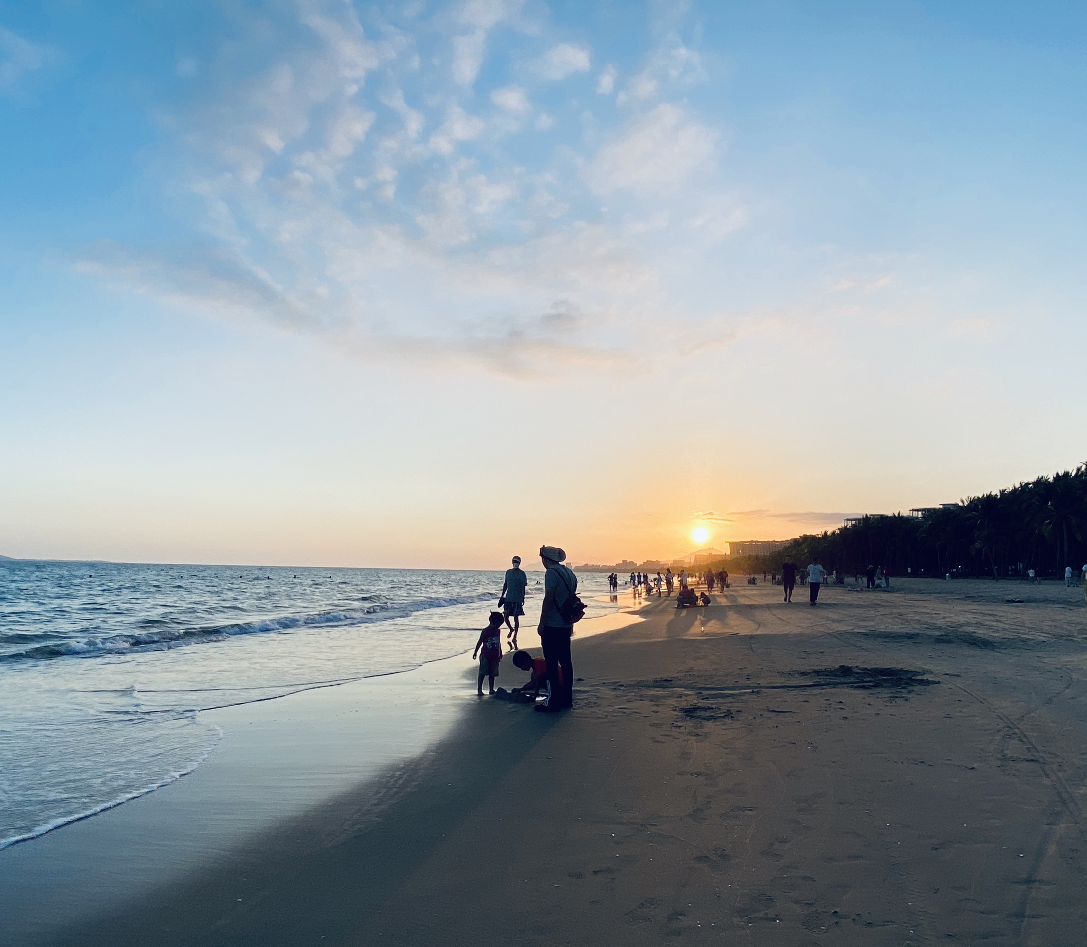 疫情过后的五一假期三亚海边游人多了些