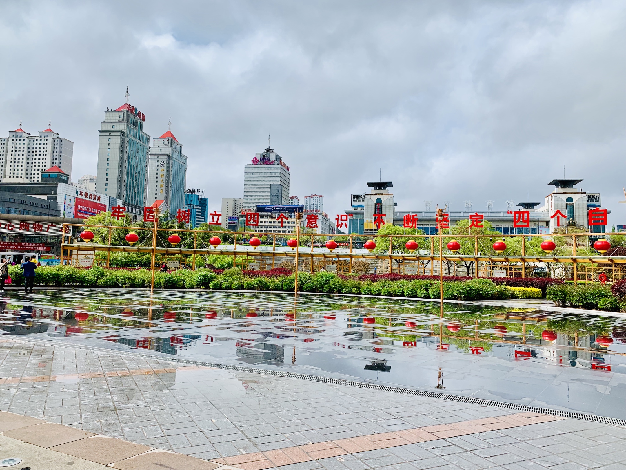 雨後的西寧市中心廣場像一幅美麗而精緻的油畫