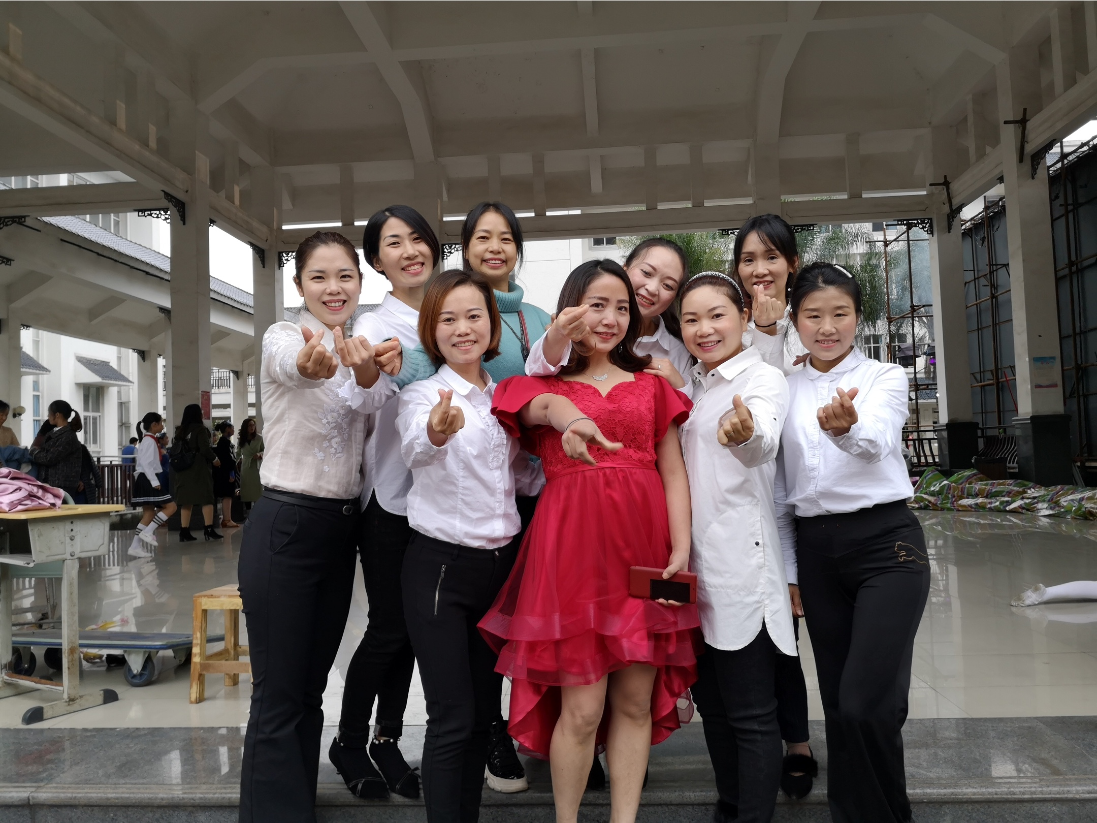 云天化中学第九届艺术周小学部2014级2班歌伴舞《仰望五星红旗》