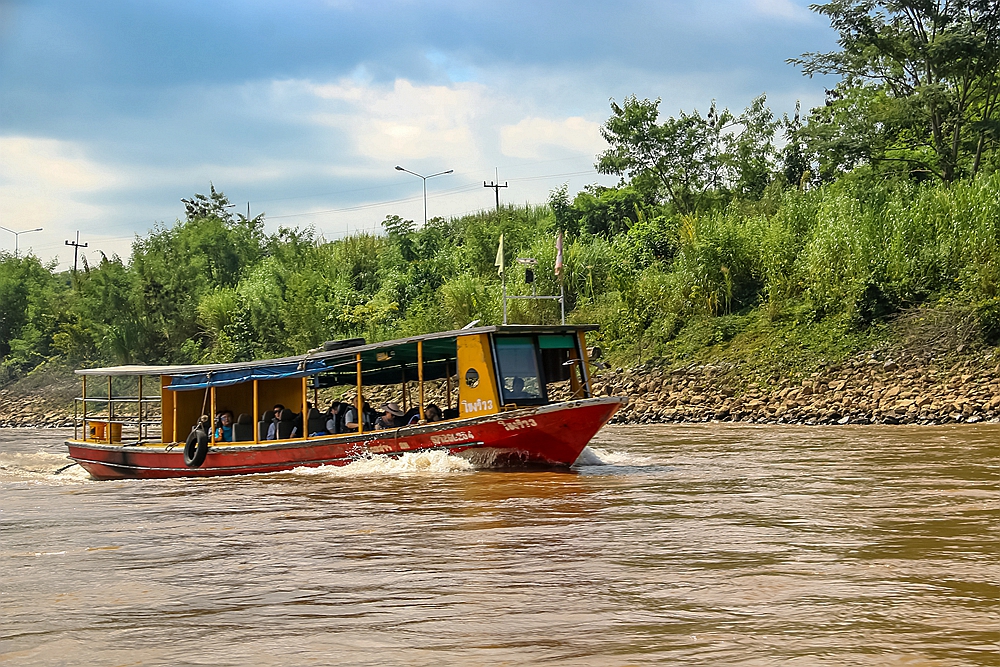 乘坐的游船都是只有顶棚,四周没有窗户,河上的凉风呼呼地吹来,河水