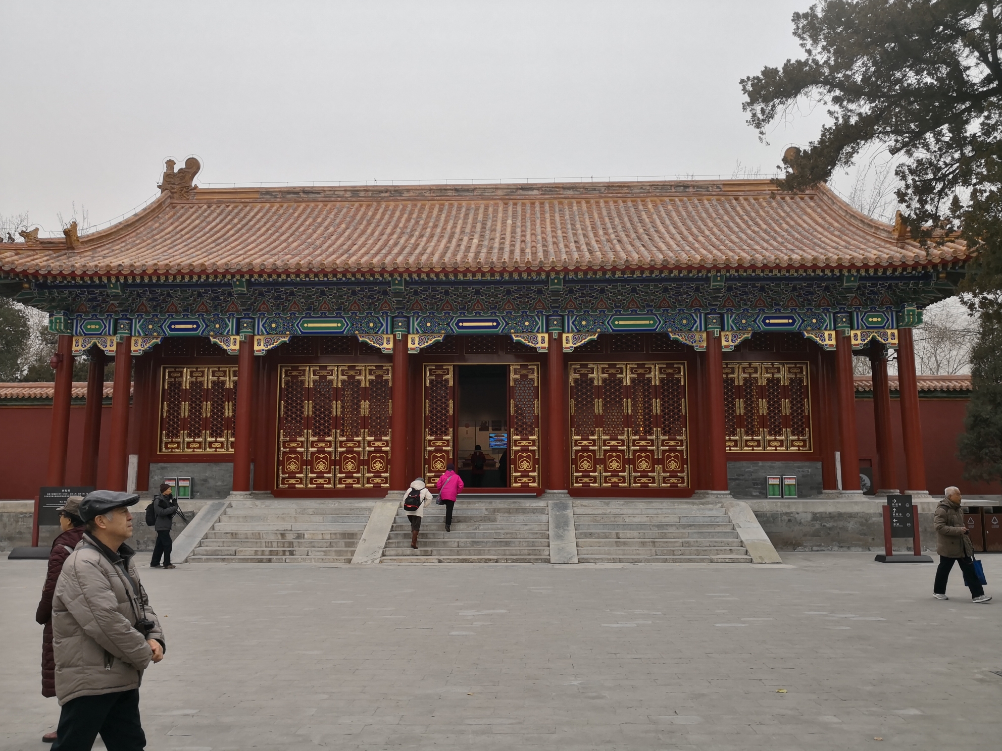 院两侧的东西配殿.现用于实物展览