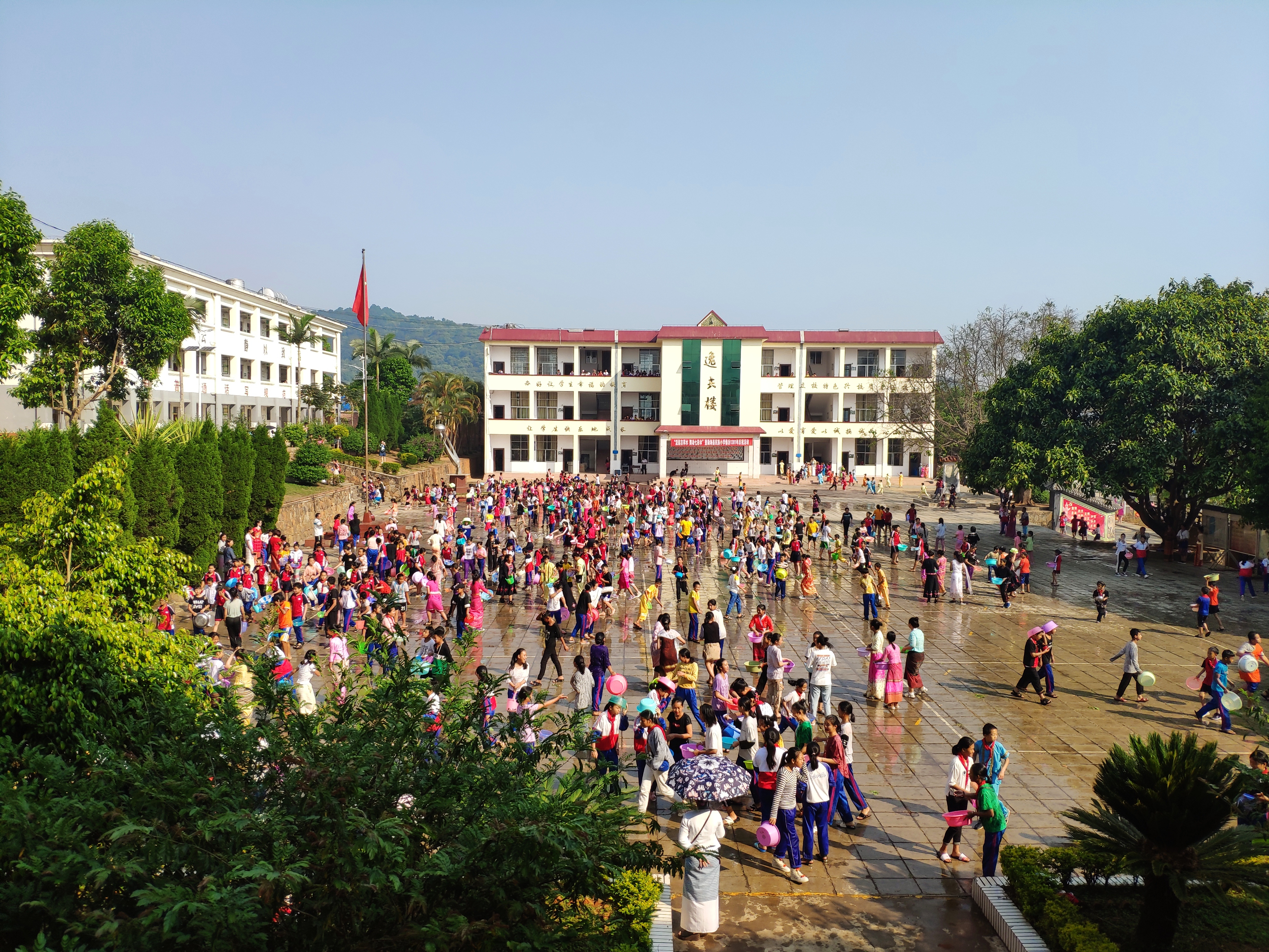 "泼起吉祥水,舞动七彩伞"勐海县民族小学庆祝傣历新年活动