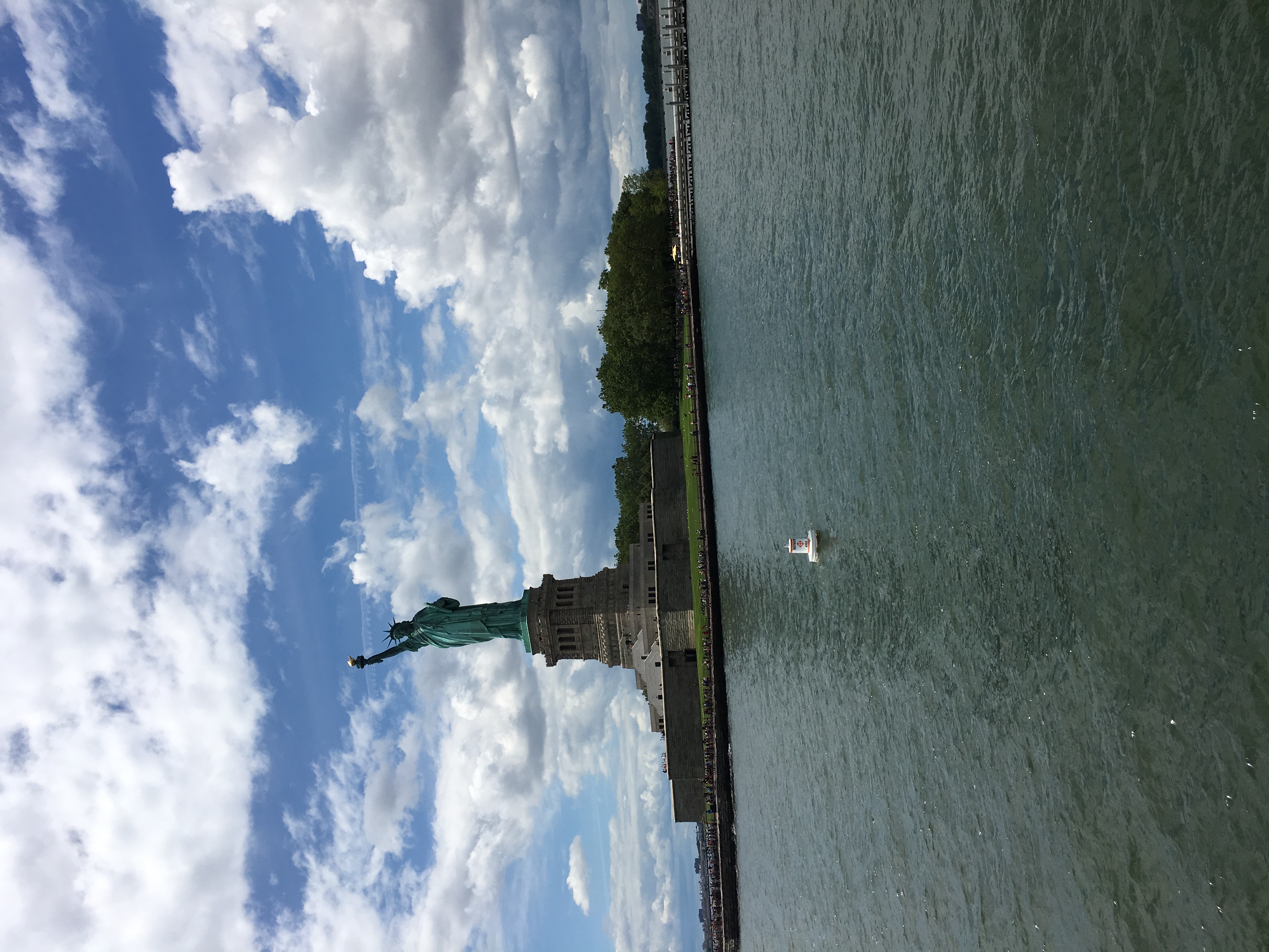 图37自由女神像坐落在美国纽约赫德森河口上的自由岛上.