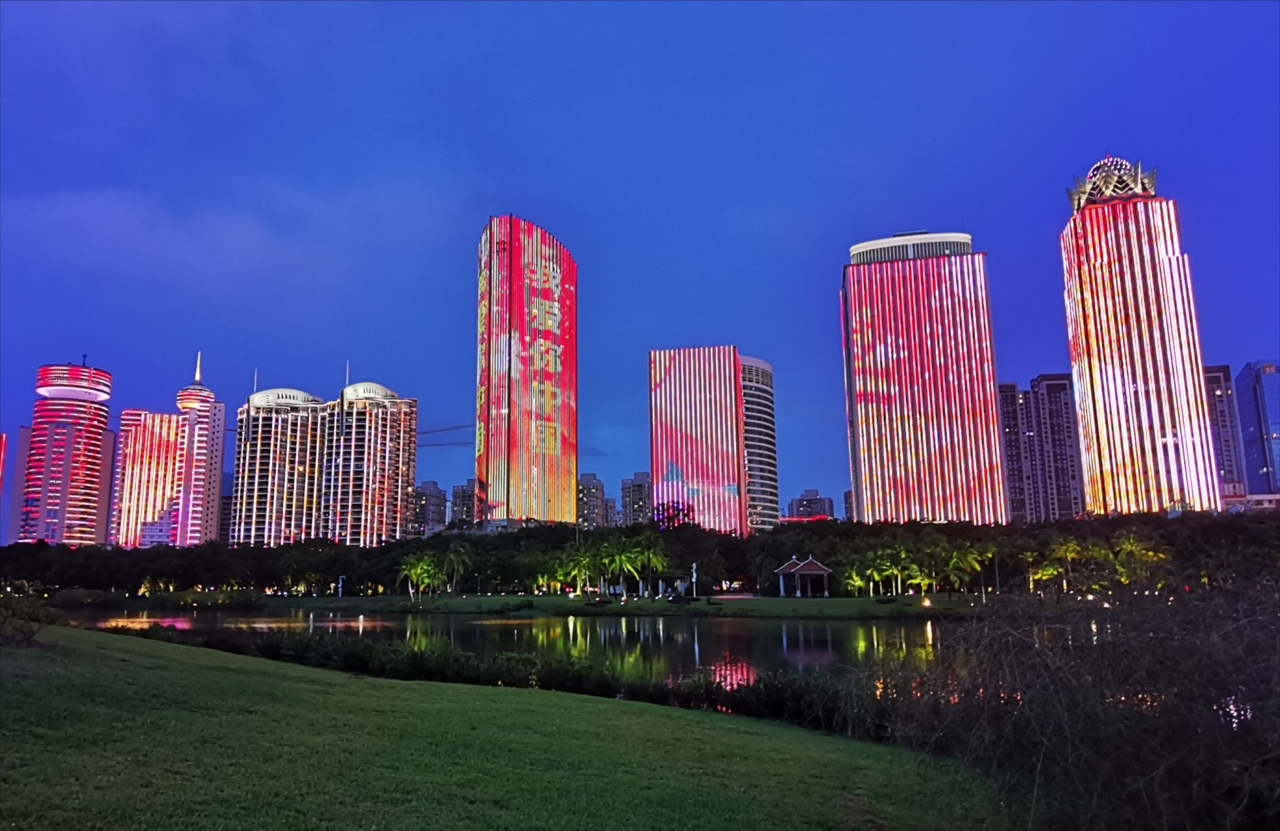 开启海口万绿园幻光游园会感受别样光影魅力