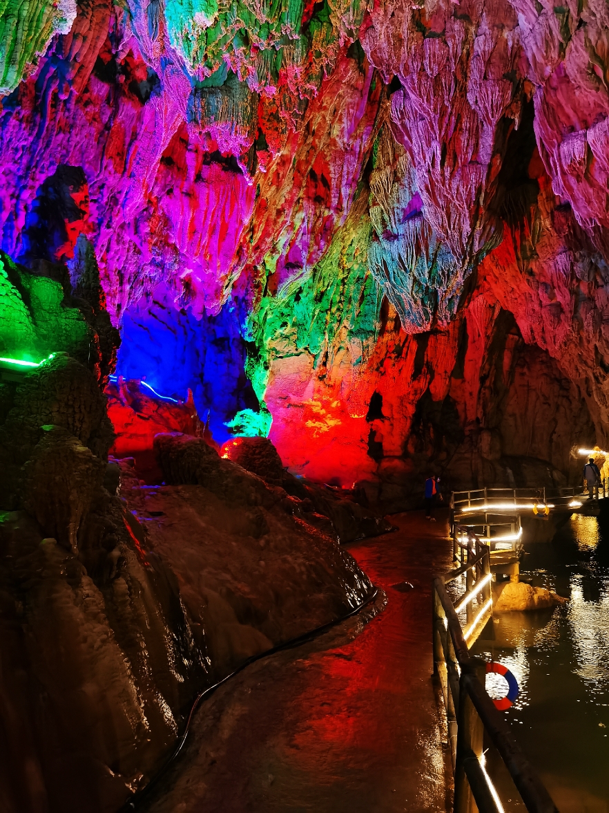 洞天幽深美惊奇,万千变化梦太虚, 玲珑婉转水流远,魔幻宫殿神龙迷.