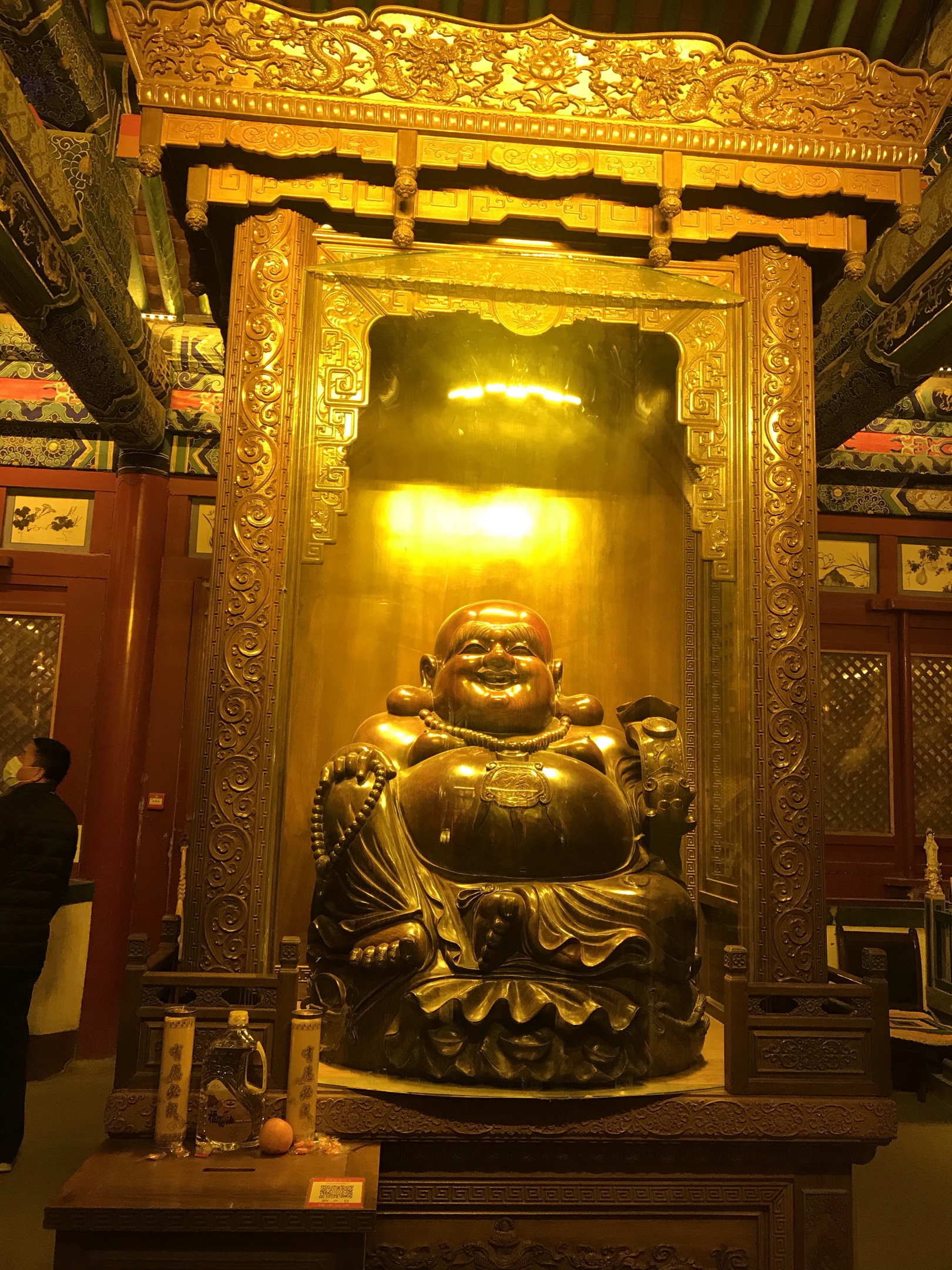 五台山上栖梦宿,夜游礼佛广化寺;金碧辉煌灯火明,香火旺盛人如织.