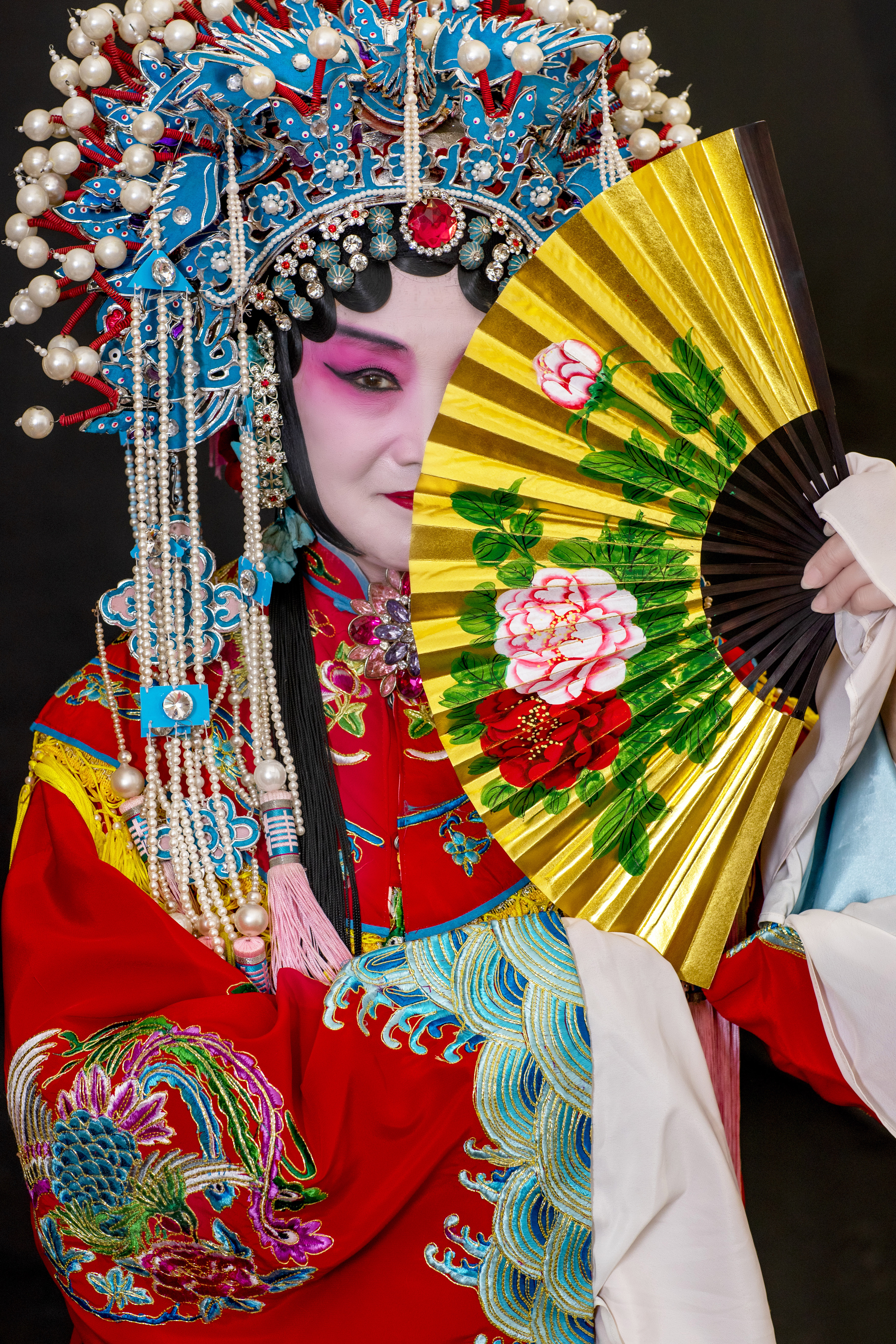 宫妆镜里,笑人间,花信都迟.