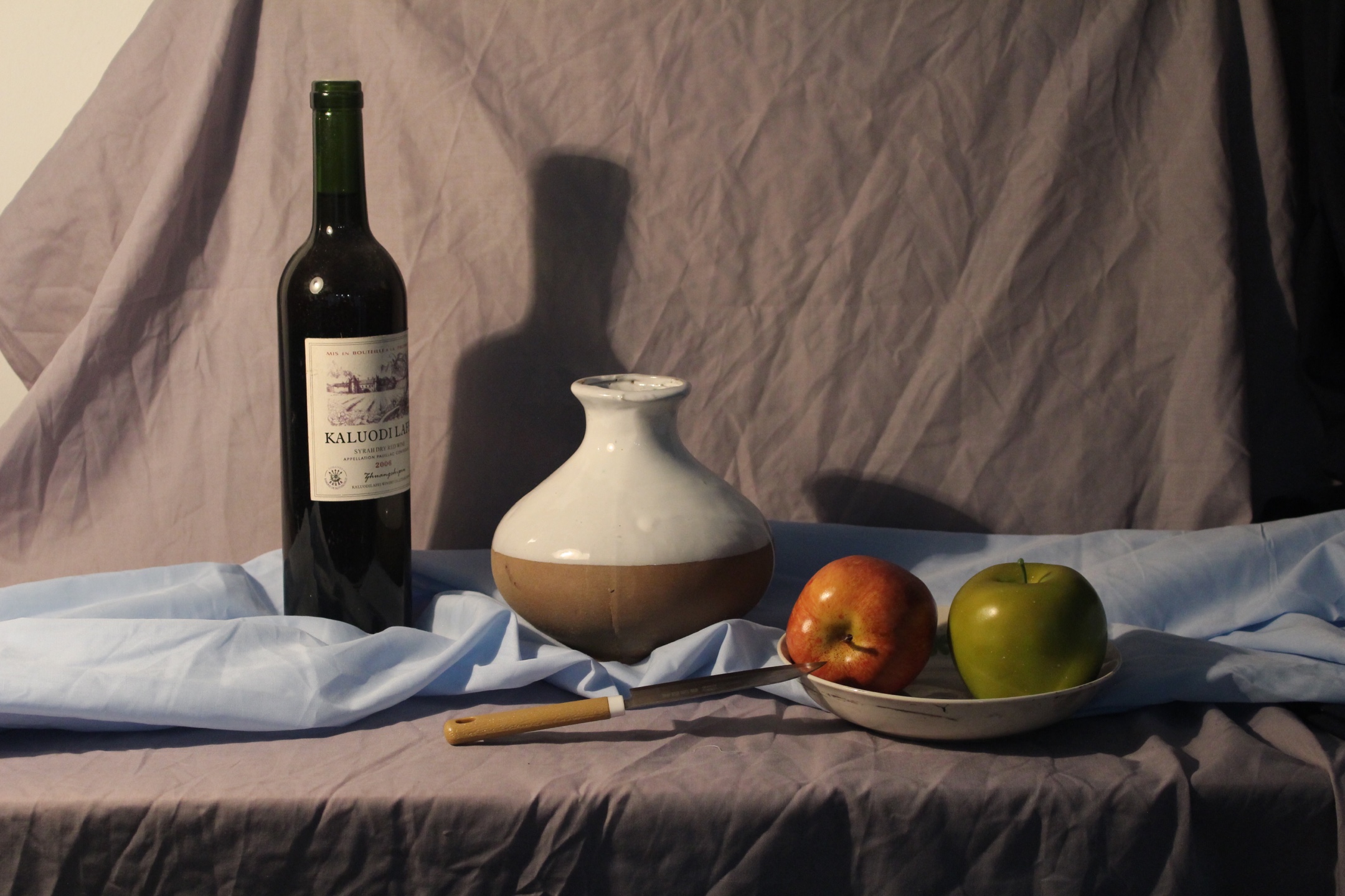 方雨慧,王佳琪,左方祺: 6个静物组合结构素描,需要画三大面.